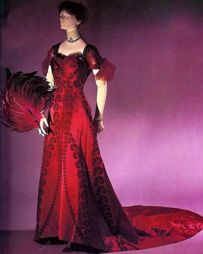 An evening dress by House of Worth, circa 1910. Victoria & Albert