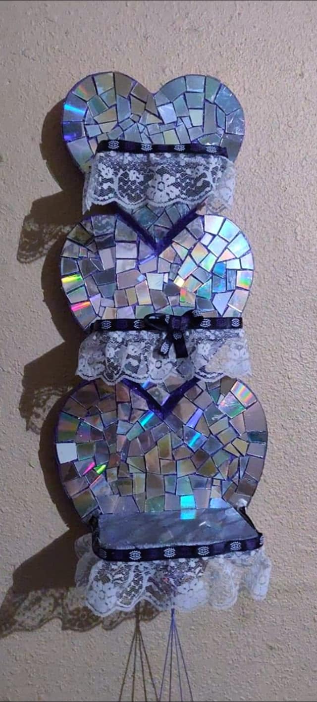 👉 “Old CDs, new shine ✨ DIY mosaic mirror frame!”