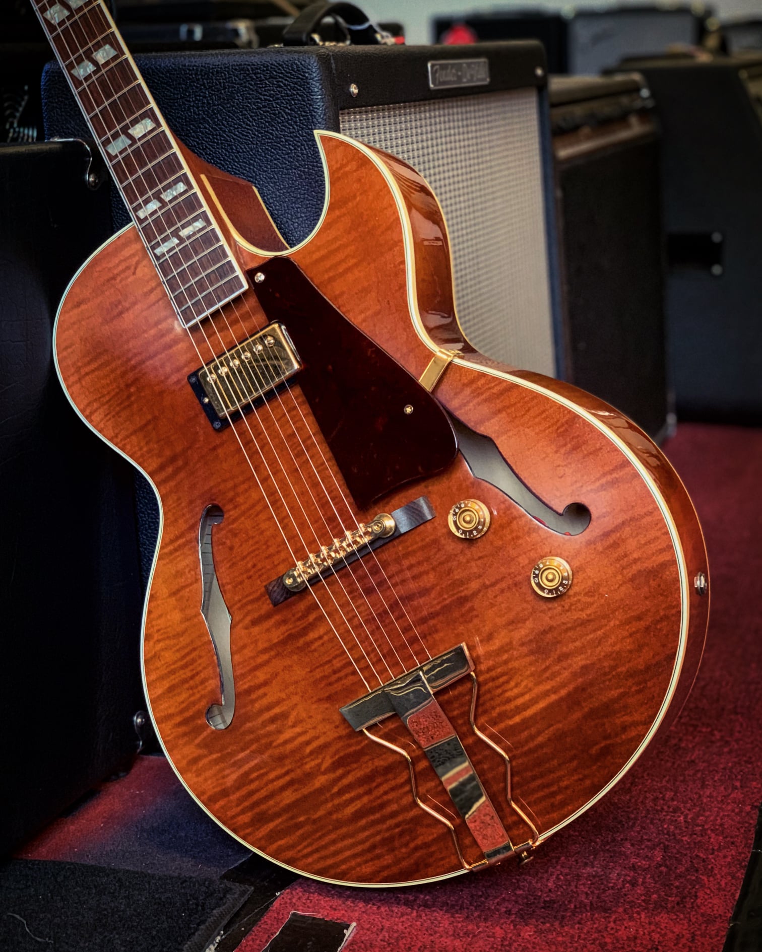 This handsome Gibson ES-165 Herb Ellis model has a double bound 