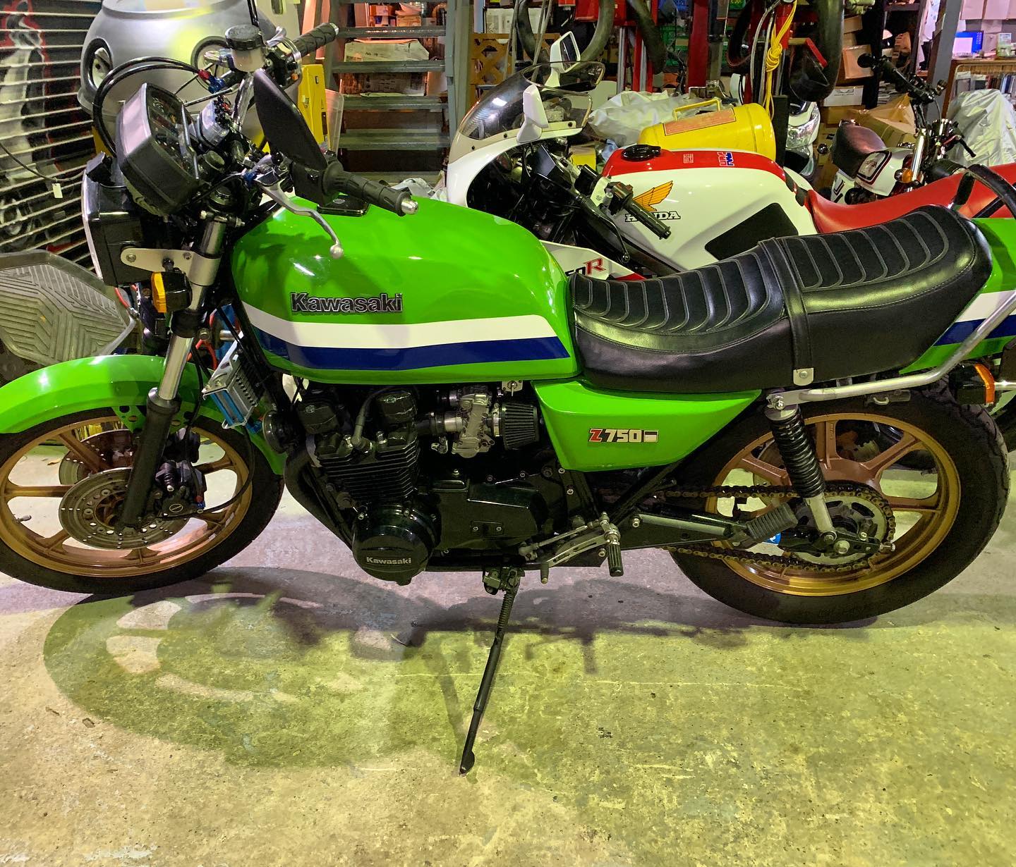 Tokyo - Z750GPサイドスタンド加工です！ Tsuchiya 様極寒の中作業 