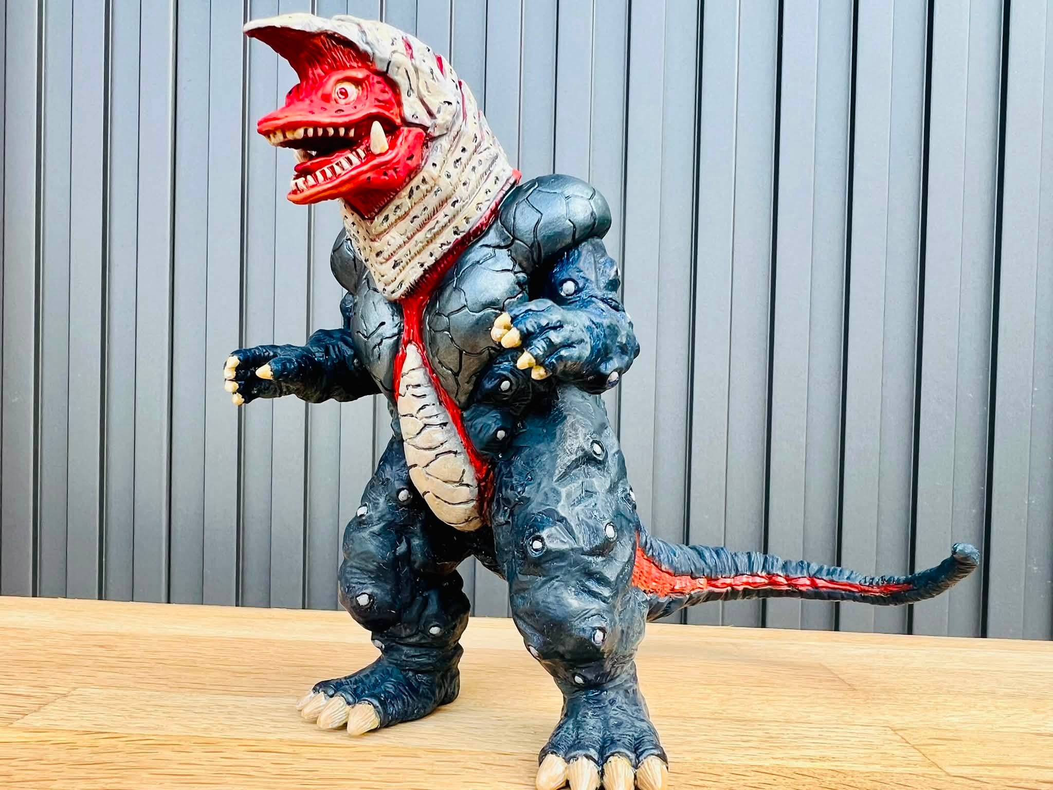メディコムトイのケムール人が箱付きで安価に購入できたので､前から