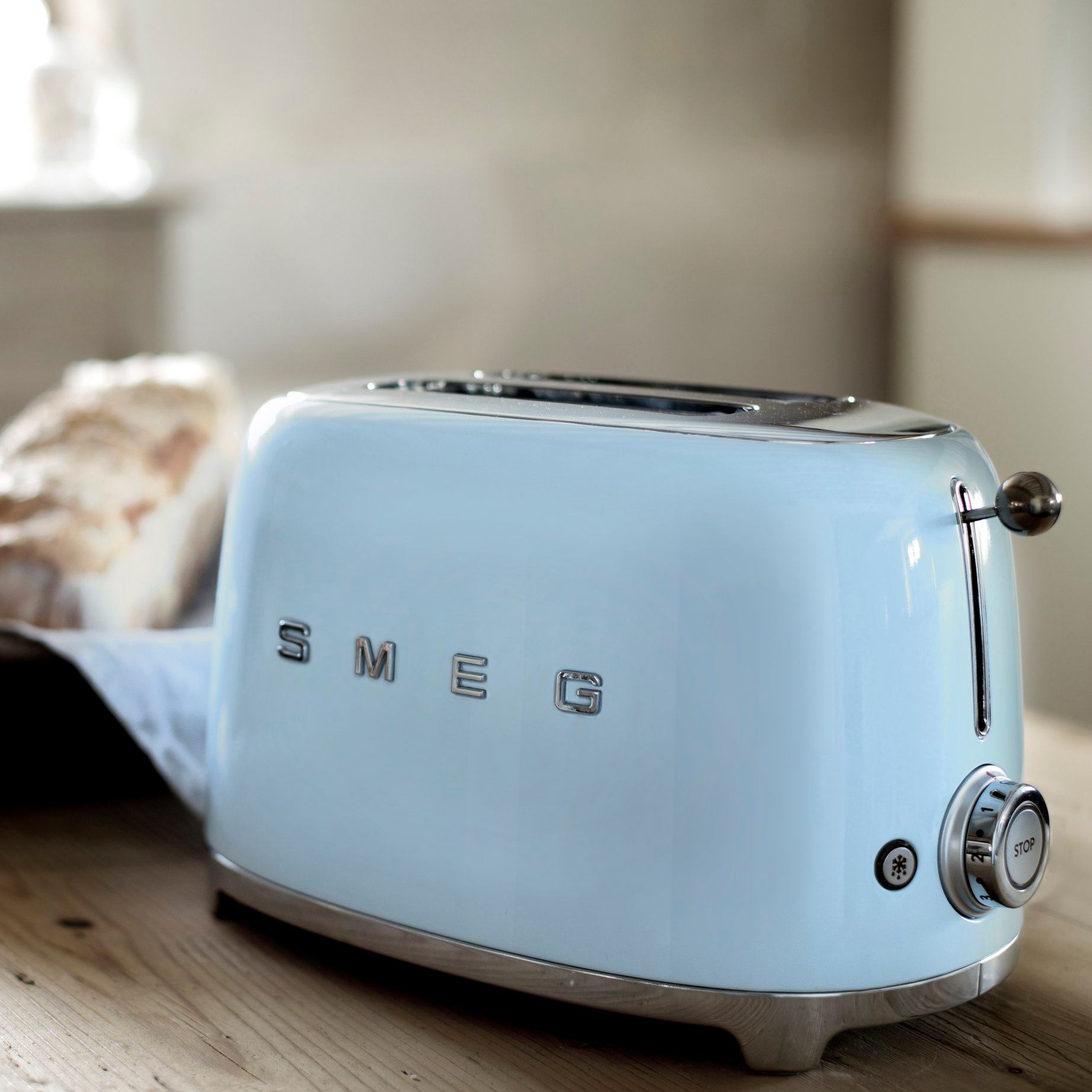 Smeg 義大利美學家電 - 熱門的早餐系列商品 #Smeg烤麵包機 🍞 簡單烘烤幾分鐘，搭配自製花生醬...