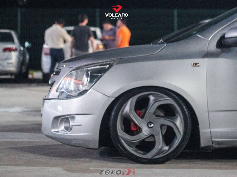Volcano Wheels - Cobalt com rodas Volcano Concept aro 18