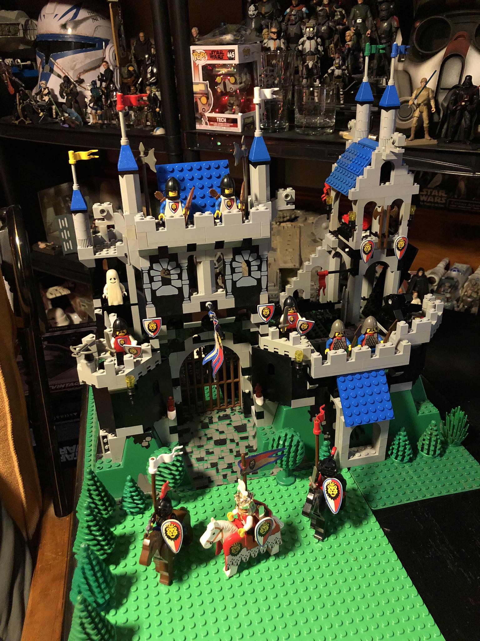 Rebuilding LEGO #6090 Royal Knights Castle 30 years later