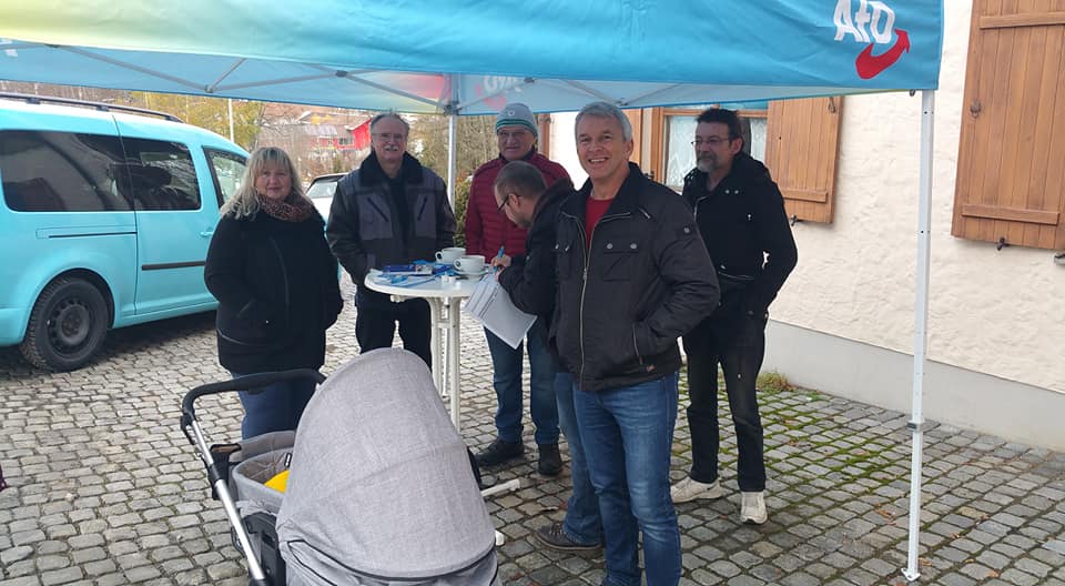 Toller Infostand mit jeder Menge interessierter Bürger in Spiegelau. Der Wirt von der Bräustuben stellte uns den Platz zur Verfügung und so konnten wir uns die völlig überzogene Standgebür von 50,- Euro