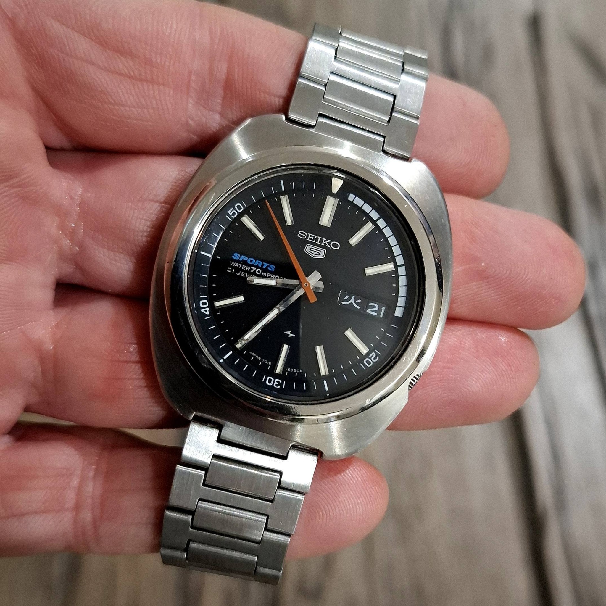 Restored this Seiko 7019 6030 from 1970. Polish the Crystal, case 