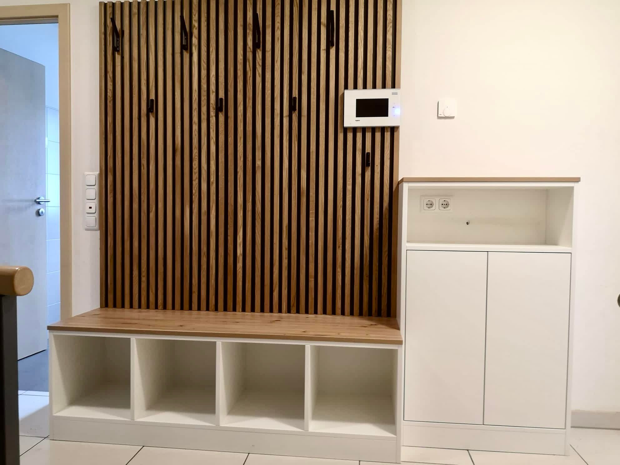 Garderobe mit Holzlamellen als Rückwand 🤎#garderobe #lamellen #paneel #wandpaneel #holzverkleidung #holz #holzliebe #eingangsbereich #kleiderhaken #schrank #schreiner #schreinerhandwerk #möbel #möbelnachmaß