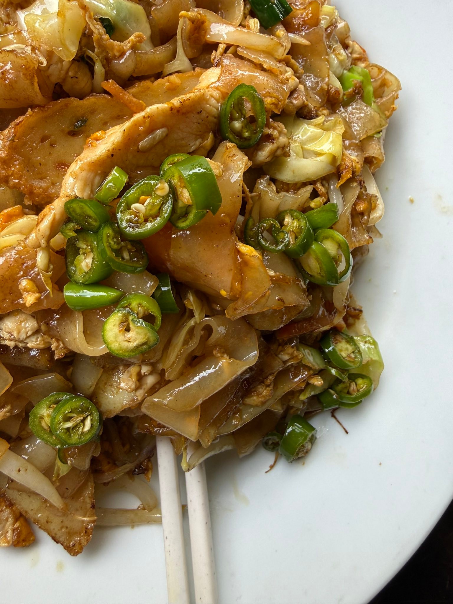 当你去吃饭时，点了盘炒粿条，发现他用了早上经济面剩的焦边煎蛋弄碎炒，蛋皮是焦,硬,粗口感，蛋黄还凝结带硬一块，你会怎样?😌😌 | Facebook