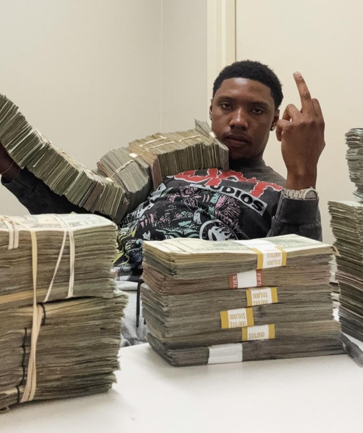 Deandre - Rod49 shows off 1,000,000 cash 🔥‼️ | Facebook
