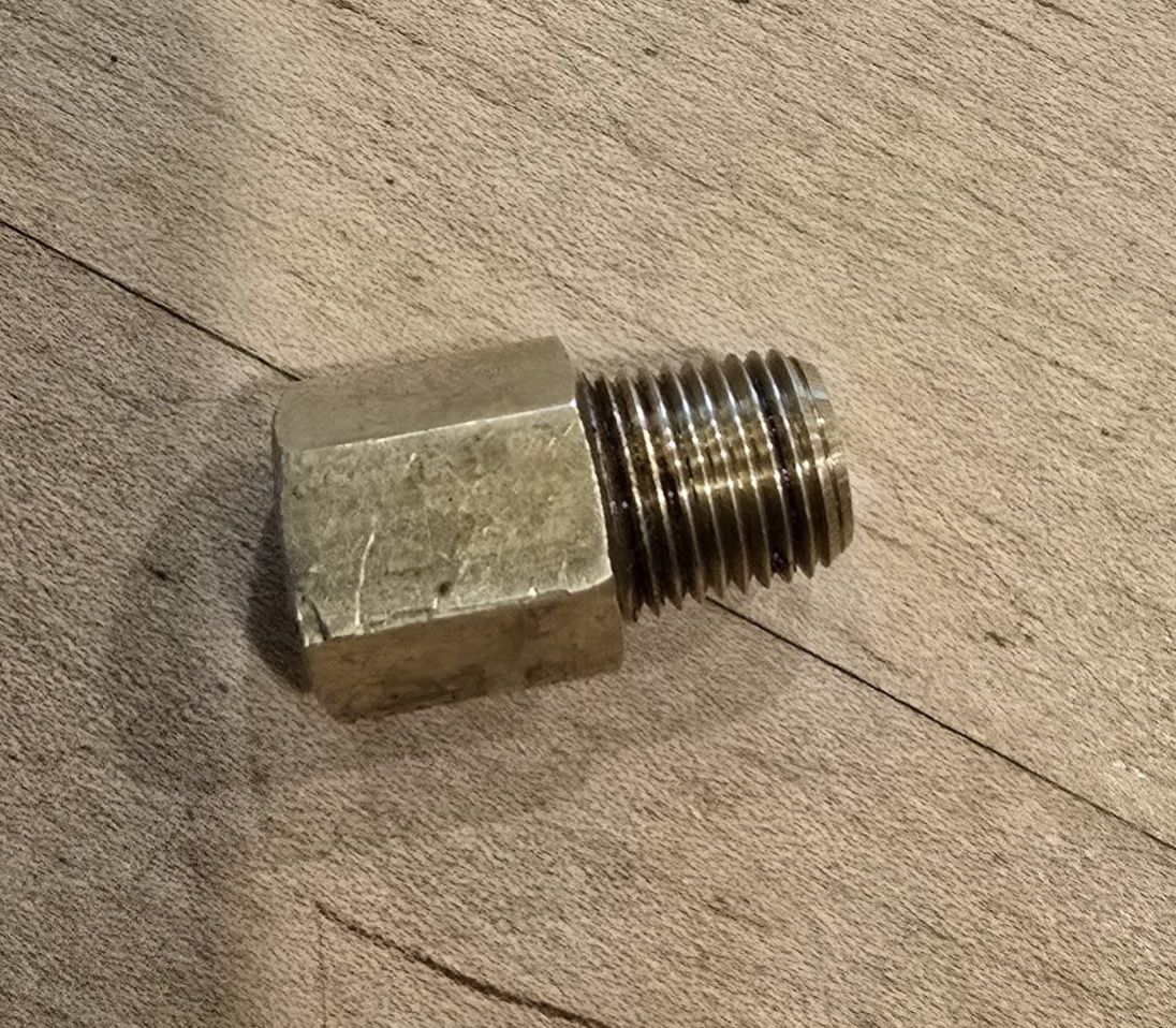 Oil Pressure Adapter, Brass 1/8 NPT Female to 1/8 BSPT Male