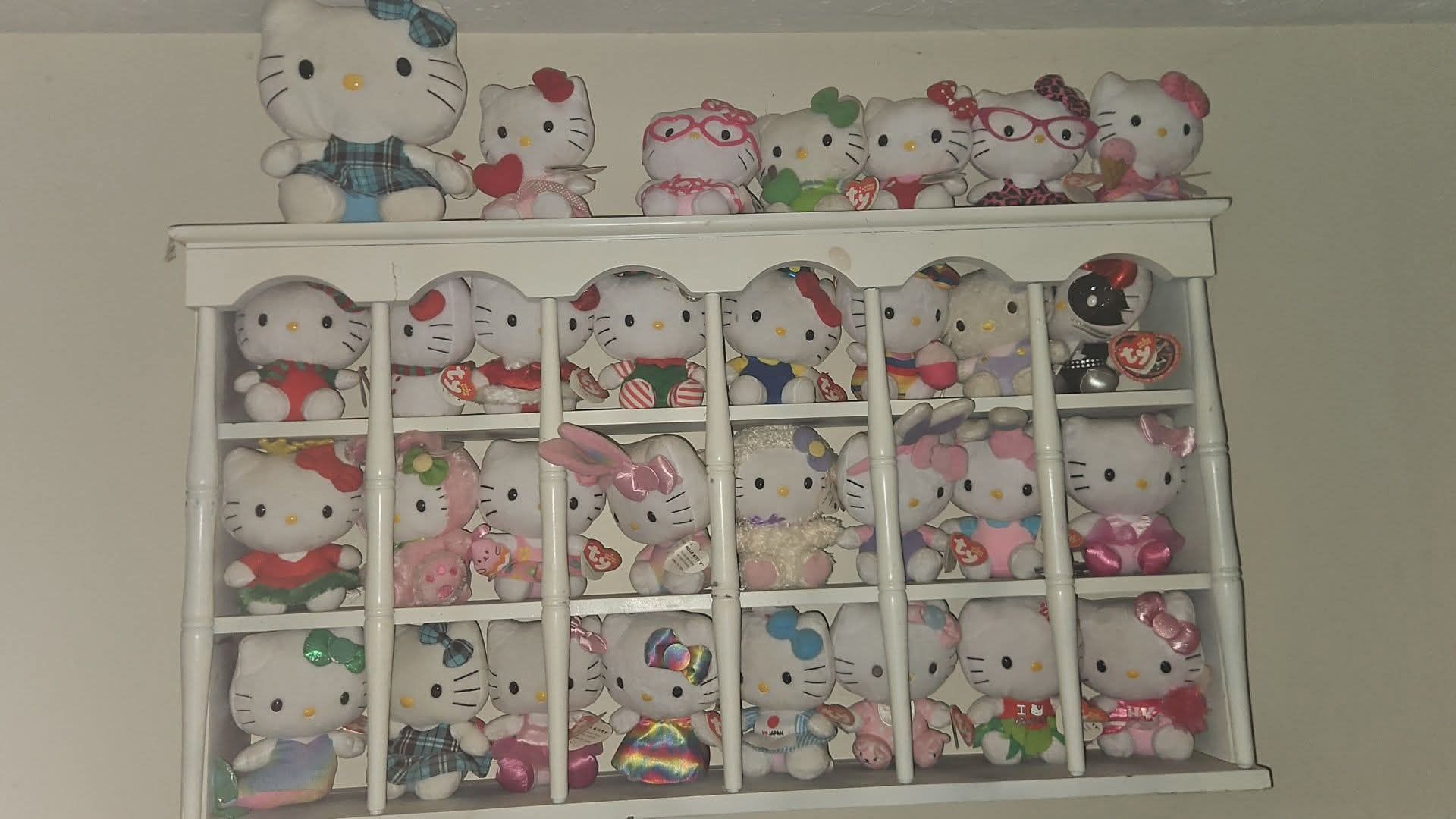 Hello kitty school set $50 In windsor 열린다 Cilb KANY AX רשיד 비0