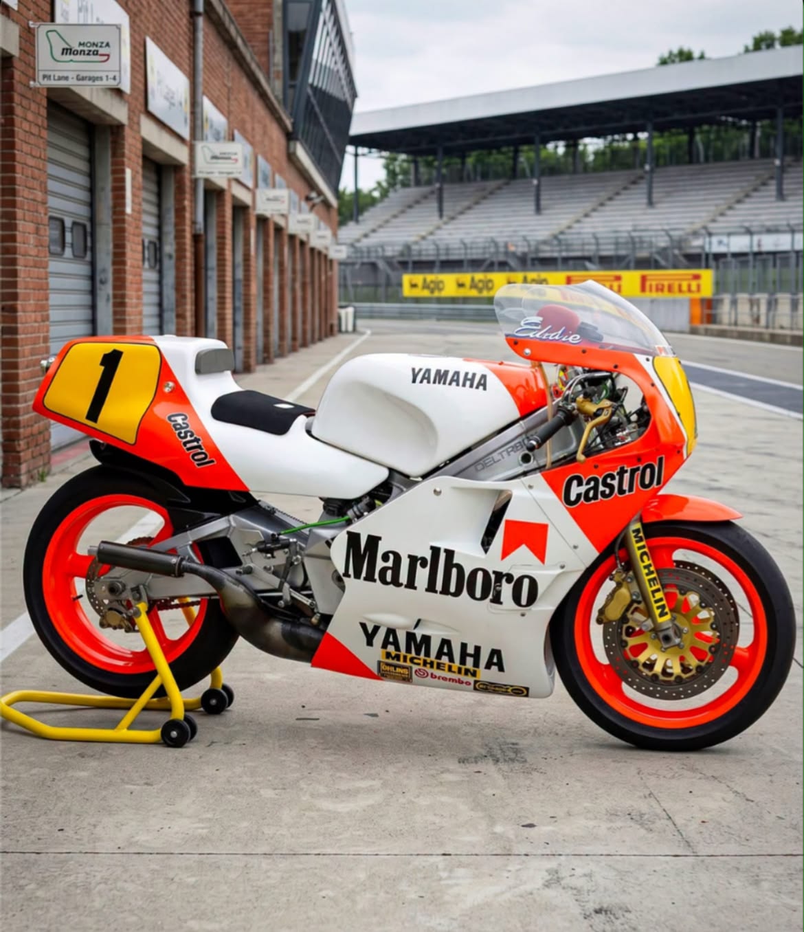 マルボロ、YAMAHA、ウインドジャック　L Eddie Lawson's 1986 WGP 500cc World Champion Yamaha YZR500 motorcycle