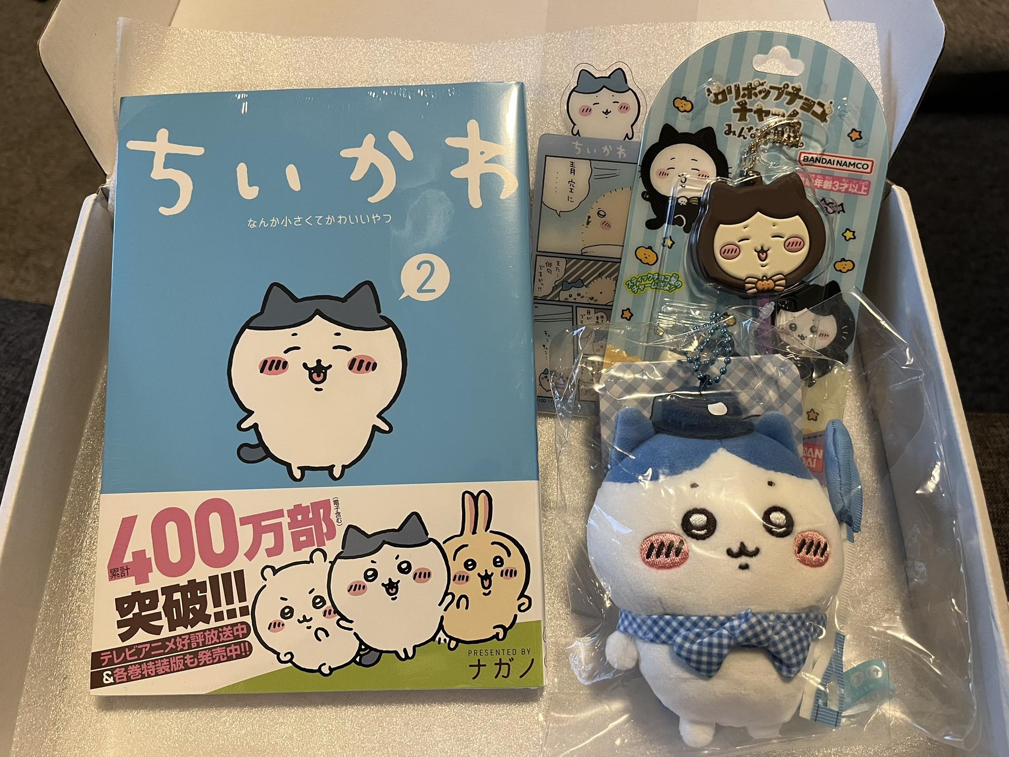 Chiikawa manga first edition freebies include postcard and Siren