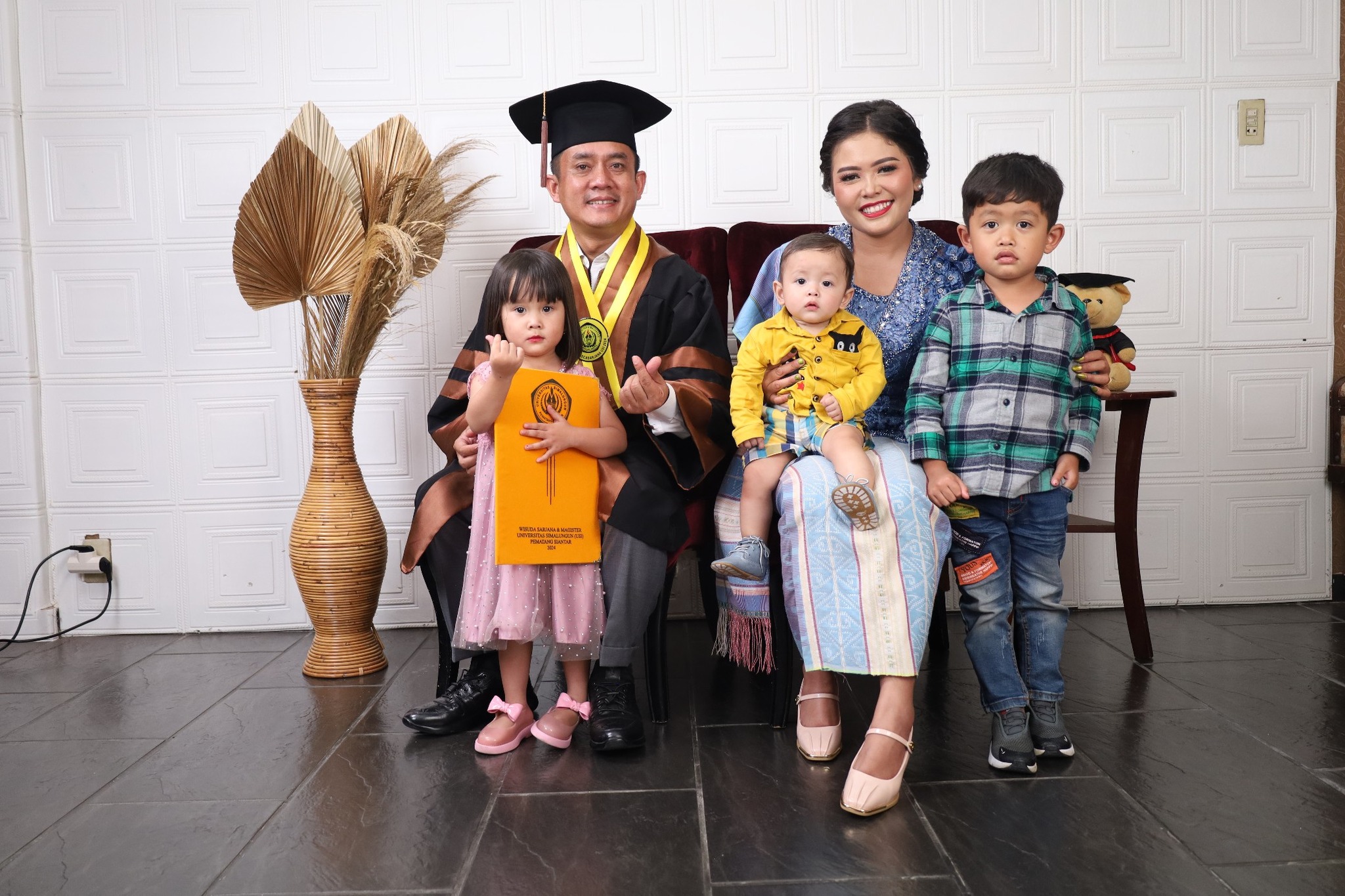 Rasli - Foto wisuda S2 | Facebook