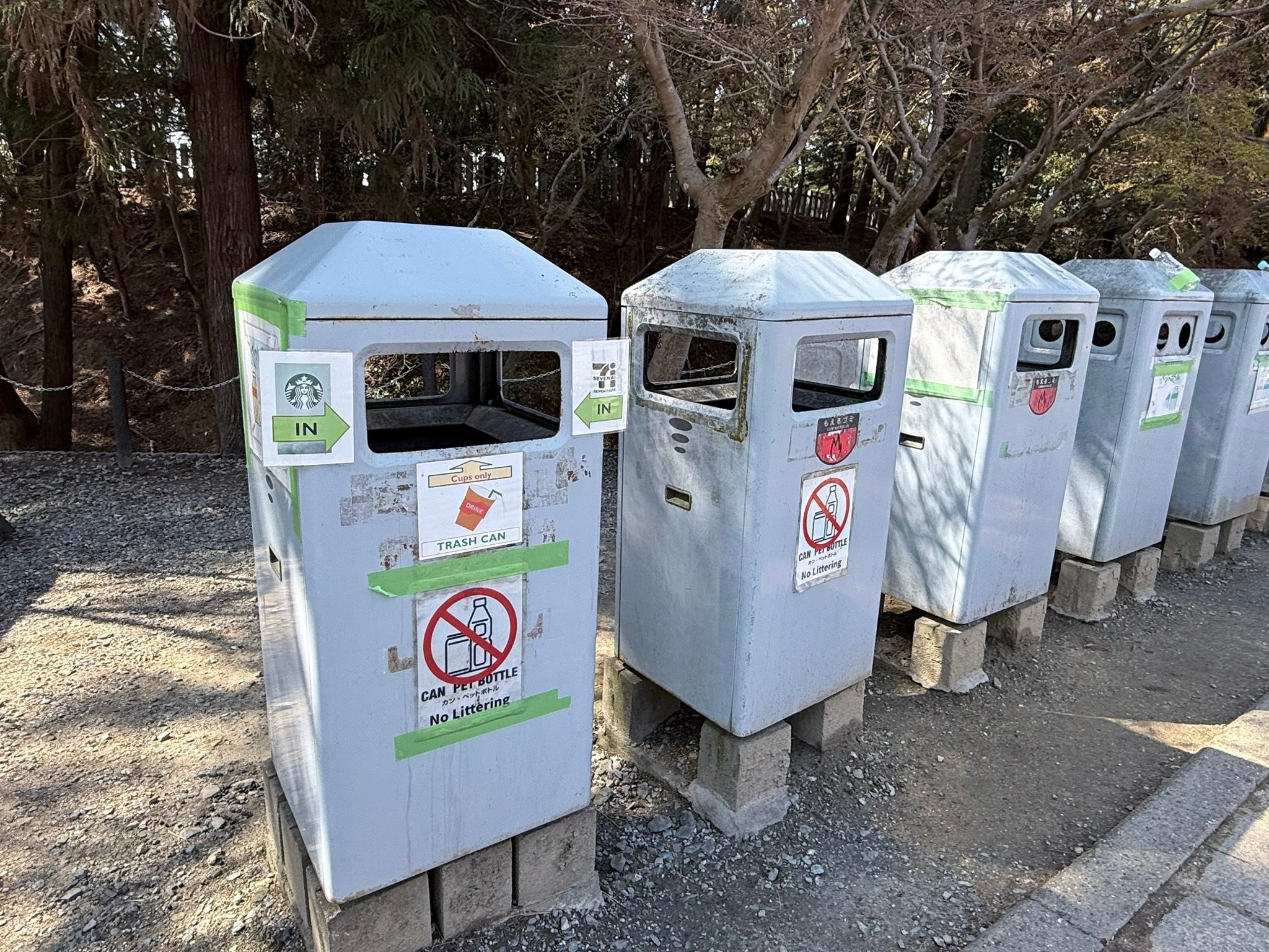 奈良公園（東大寺大仏殿）にゴミ箱か設置されていました。🗑️ 外国人