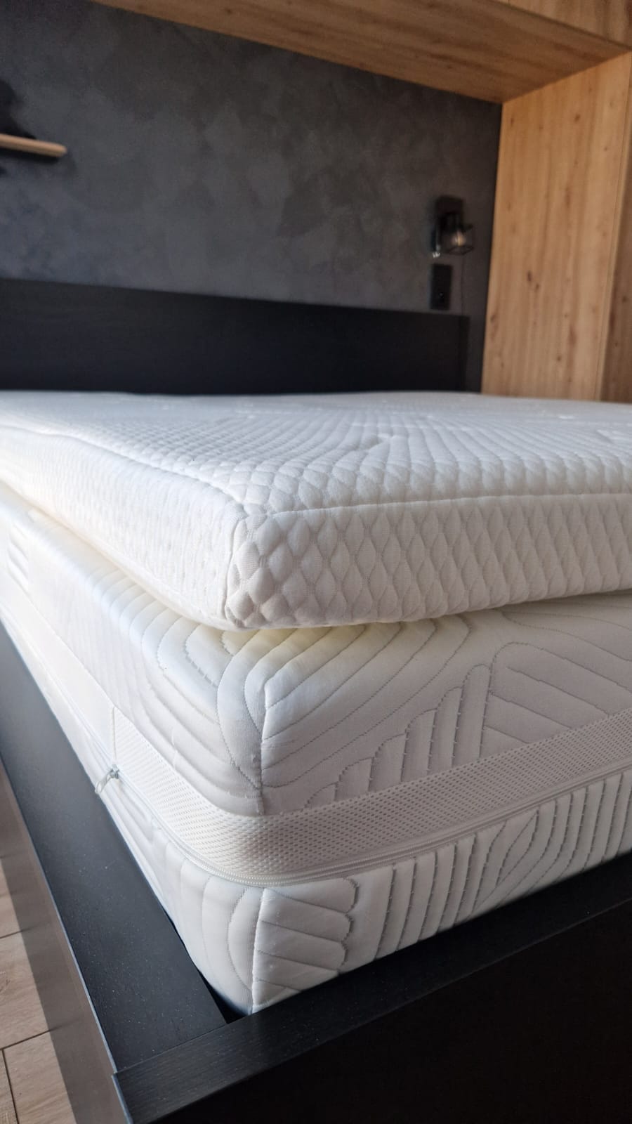 Chetnie odsprzedam materac GOLD S60 DREAMZONE Jysk. Uzywany krotko i zawsze z topperem. Jest w idealnym stanie. Dwustronny materac sprężynowy 180x200 cm o wysokości 24 cm z dwoma poziomami twardości