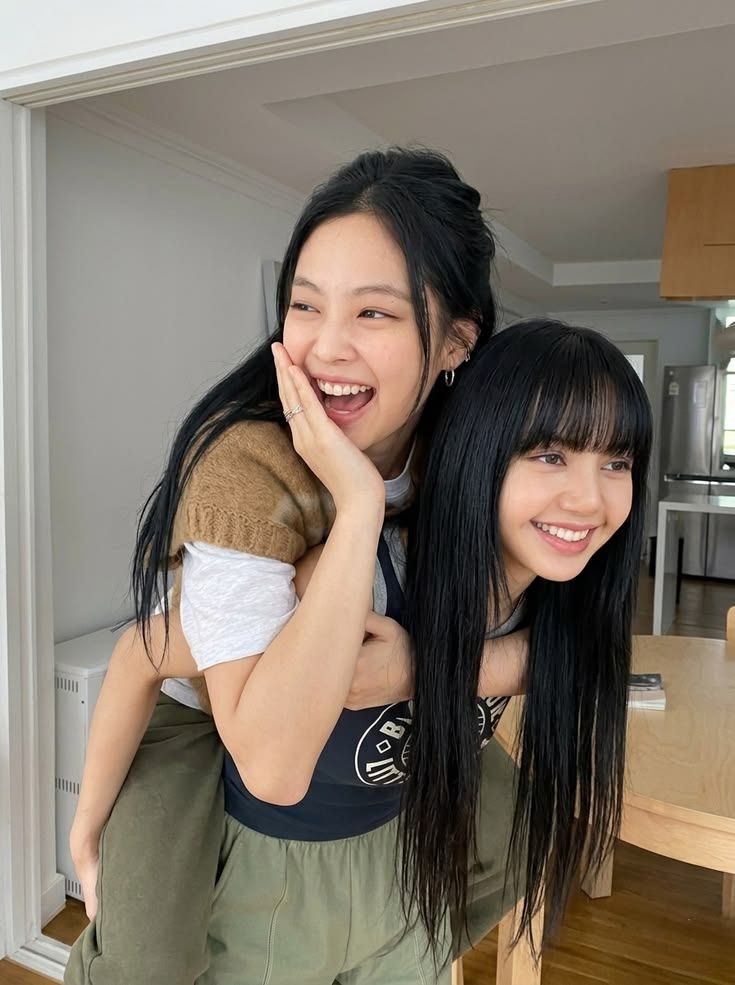 BLACKPINK's Lisa & Jennie: Ultimate Stage Sisters🤏🏼
