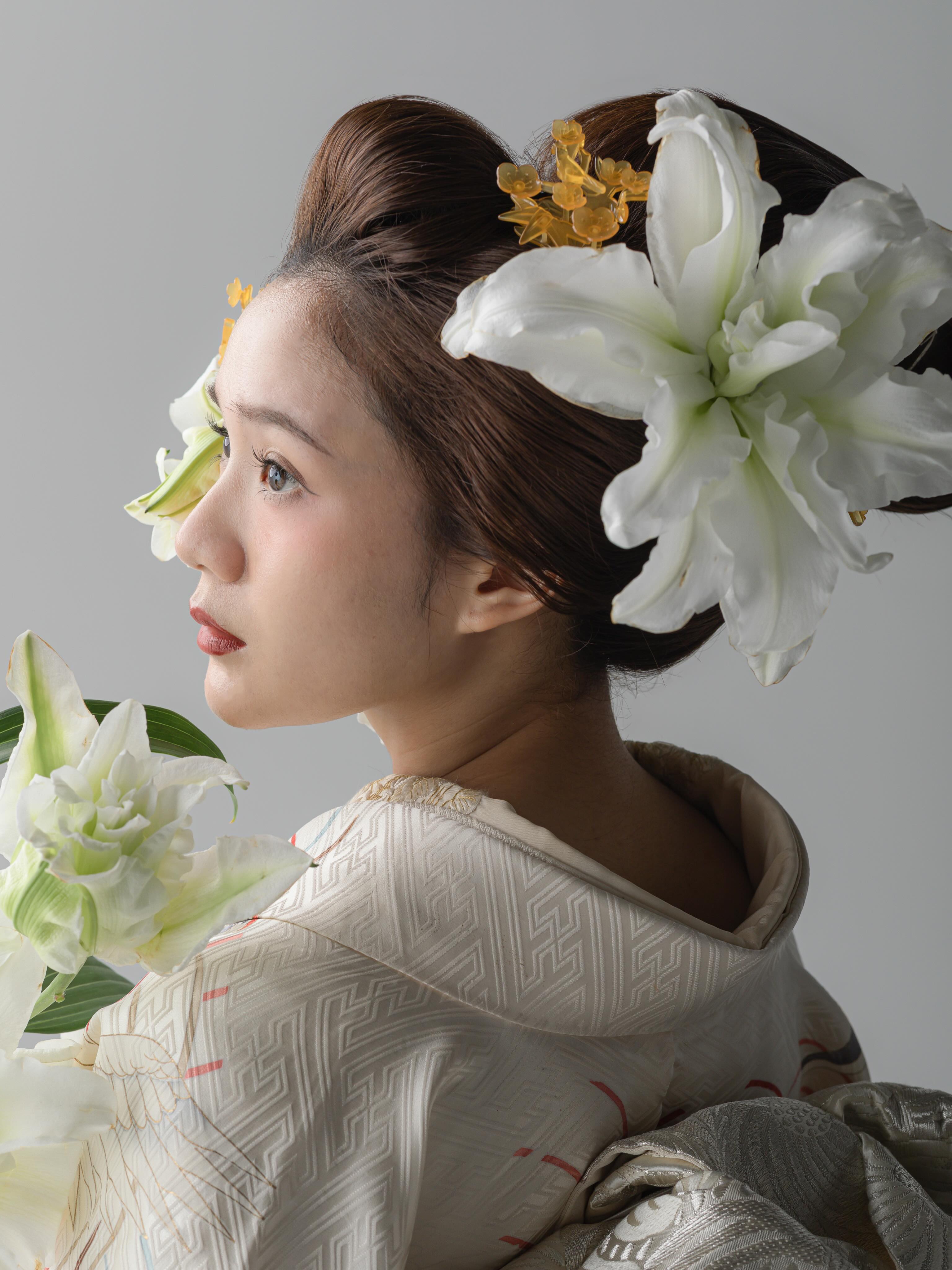 真紅に染め上げた生地に、手描き友禅と金彩で仕上げた色打掛です 