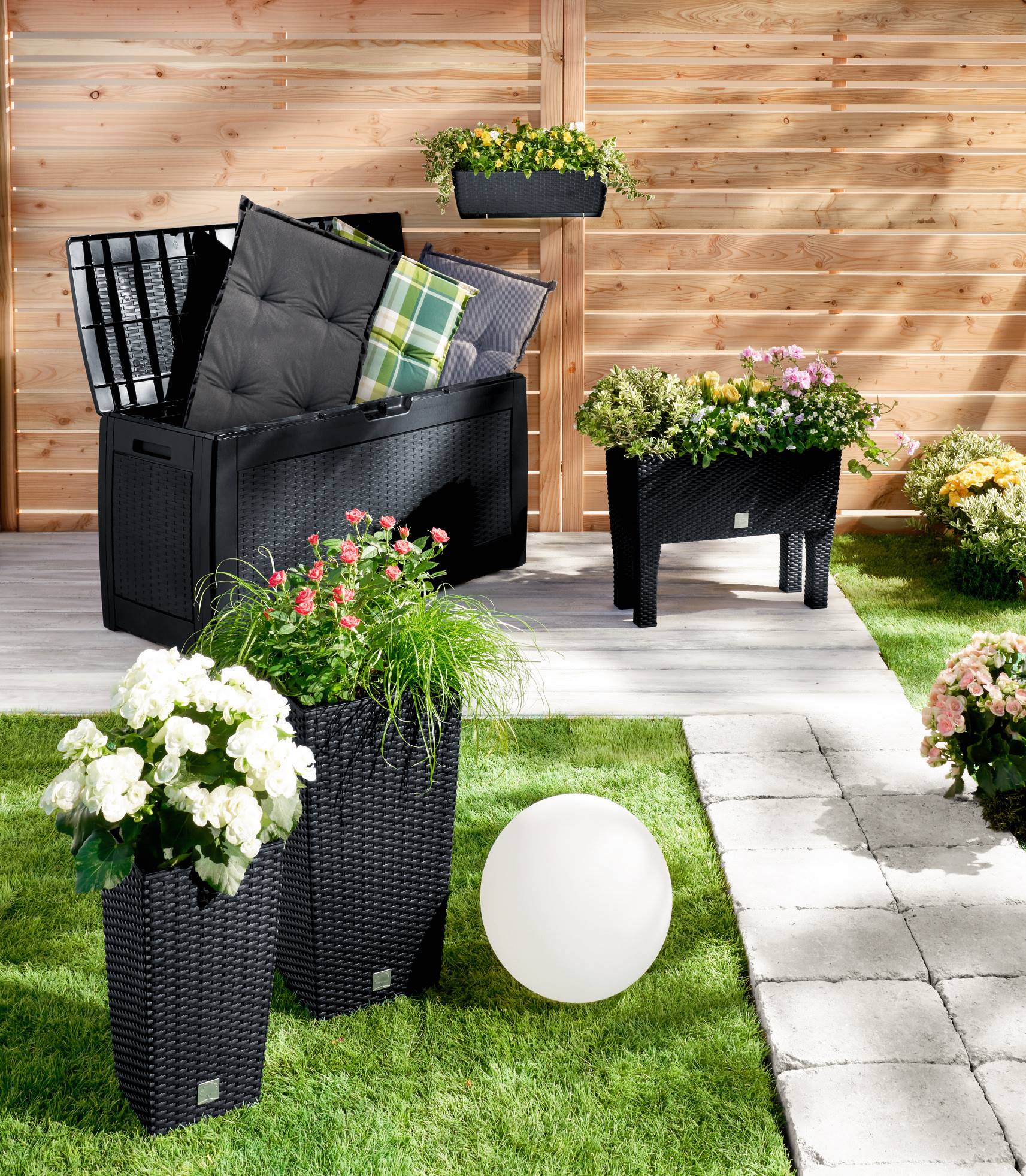 Schon gesehen? Wir haben derzeit tolle Gartenutensilien aus Rattan für Dich. Nutzt du die ersten warmen Sonnenstrahlen zum Blümchen pflanzen oder wartest du lieber die Eisheiligen ab?