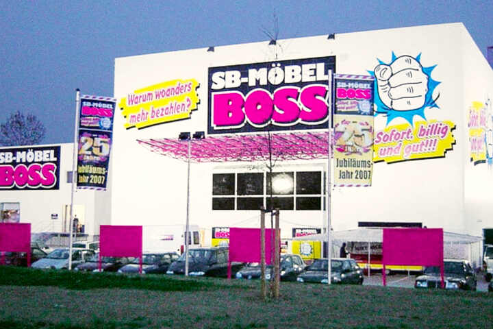 GROSSER SONDERVERKAUF WEGEN FILIAL-SCHLIESSUNG BEI MÖBEL BOSS Düren – Möbel Boss in Düren (bei Aachen) verabschiedet sich am Samstag (3.9.) mit satten Rabatten in allen Abteilungen. Der Grund: Das Möbelhaus schließt leider