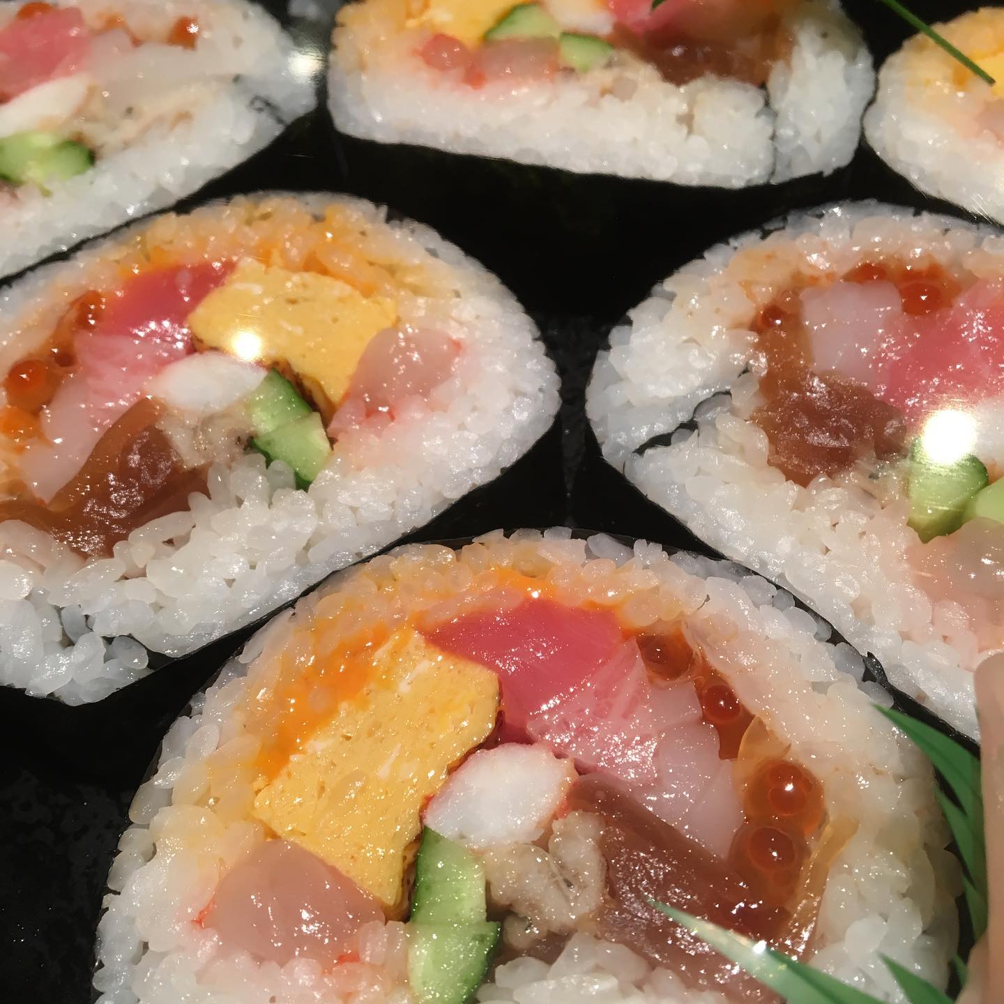 鮨いく本 - いつも、ありがとうございます😊海鮮太巻作りました。うに、いくら、中トロ、穴子など入った豪華な太巻です。メ...