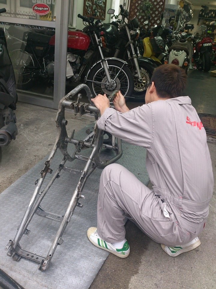 Bike Shop Win 常連客のs様のｇｓｆ1200 レストア作業中 お手伝いのh君が塗装前のフレームを洗車中 常連客のs様 今からフレームをツヤツヤのブラックに仕上げます 最終の下地処理の様子です レストア カスタムの事なら是非バイクショップwinへ Facebook