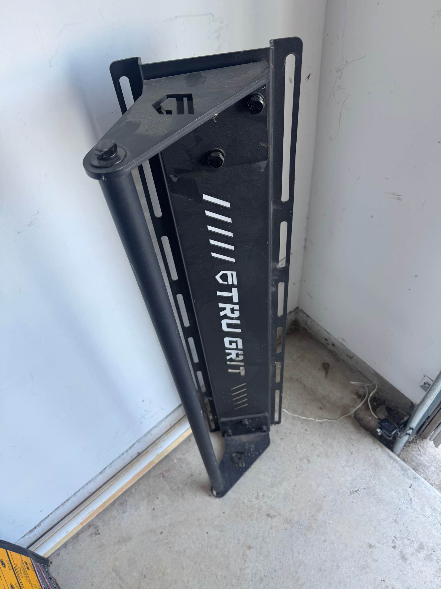 Great pull-up bar, almost brand new. 三 /////ETRUE ETRUGR! GRIT 