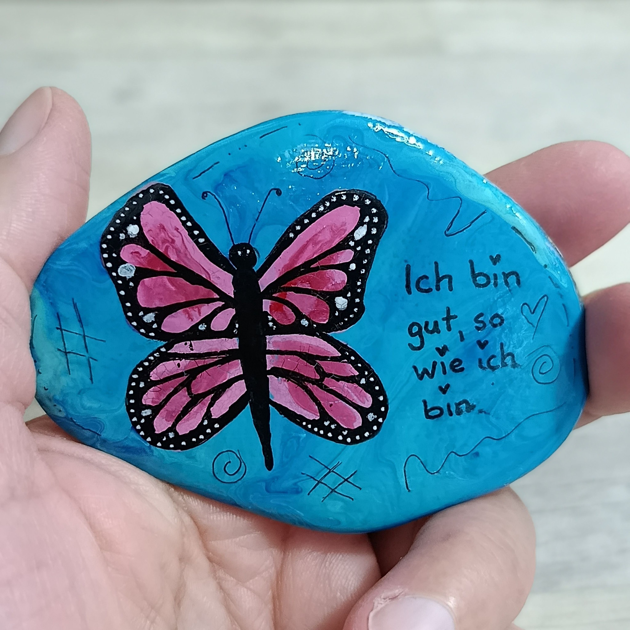 Vor zwei drei Wochen hab ich wieder mal angefangen, Steine zu bemalen. Da der Schmetterling nicht perfekt ist, fand ich, dass dieser Spruch perfekt passt. Das sollten wir uns immer wieder mal