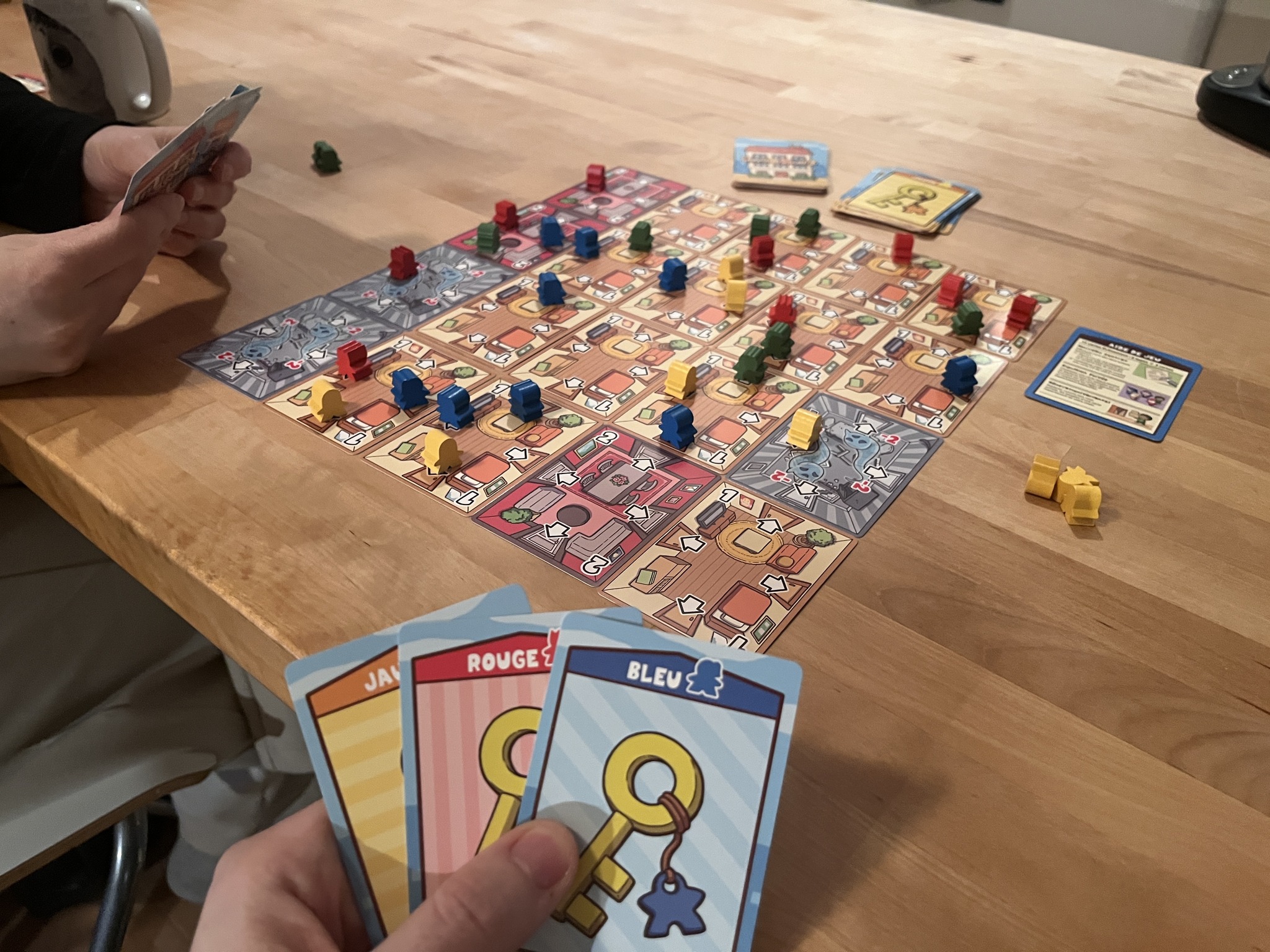 Musoka - Room Share - Stratégie et Humour - Jeu de Cartes d'Ambiance, Fun, Simple et Rapide - Jeu de Société Famille, Amis - Petit Format Voyage Poche - 2 à 4 Joueurs, Board Games - Canada