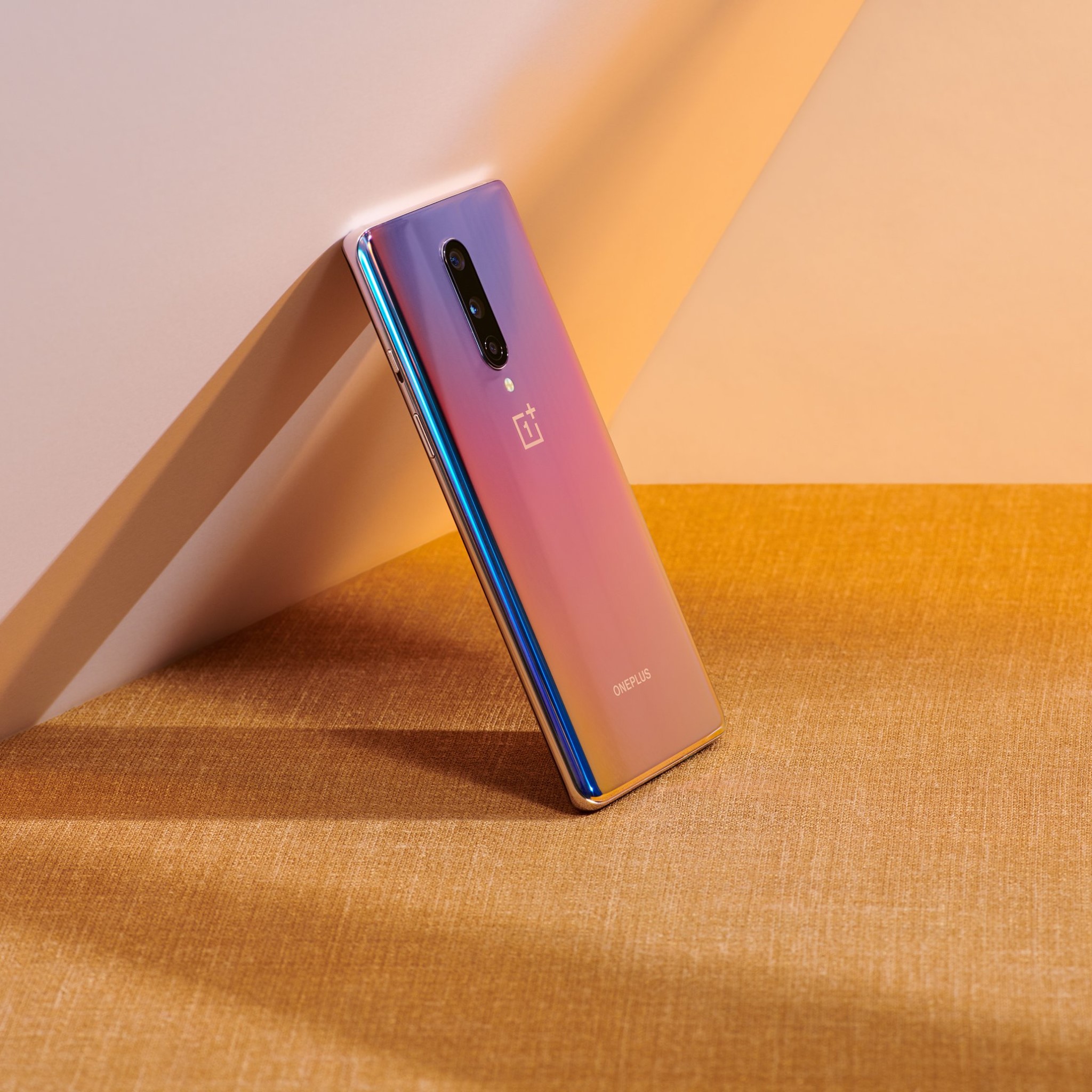 OnePlus 8 Interstellar Glow 未開封 Interstellar Glow on the OnePlus 8 Series is captivatingly