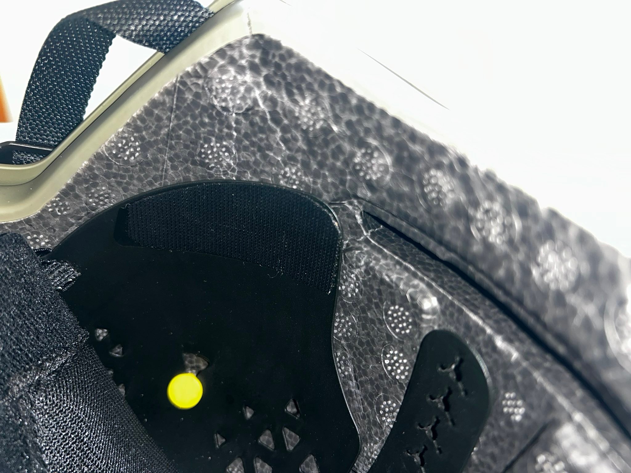 cracked snowboard helmet Anon Windham WaveCel Hyper Lilac, M WaveCel behaves like a network of hundreds of interconnected shock absorbers connecting your head and the outer shell of the helmet Time for a new helmet