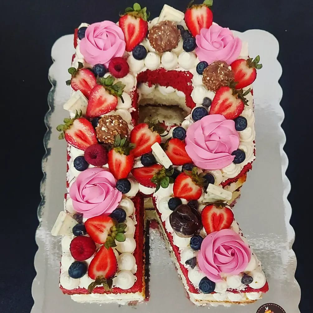 Pastel de letra R 🌸 Pan... - Diana Erika's Repostería | Facebook