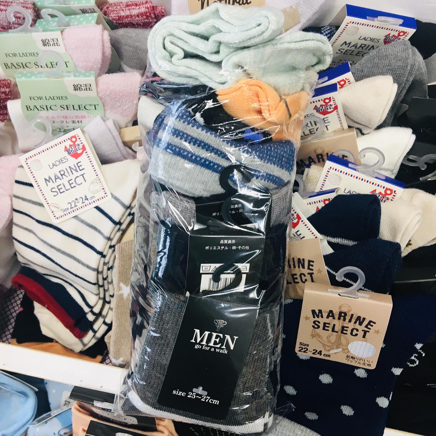 本日靴下詰め放題? 1足350円の靴下が詰め放題で税込1000円☺︎ 写真の 