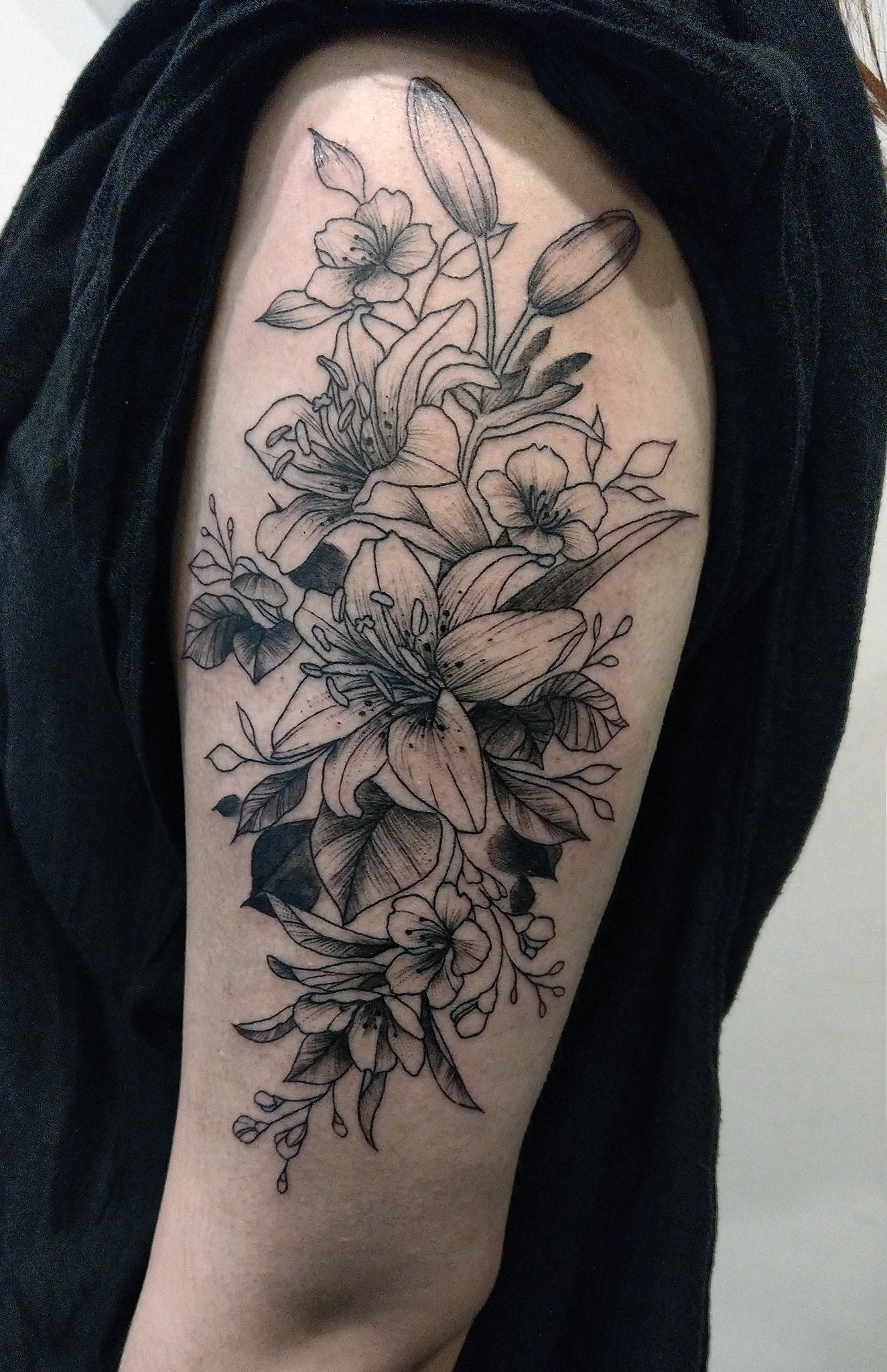 微光紋身 Ember Tattoo - 刺上媽媽最喜歡的百合 #百合 #百合刺青 #花刺青 #花 #手臂刺青 #flower # ...