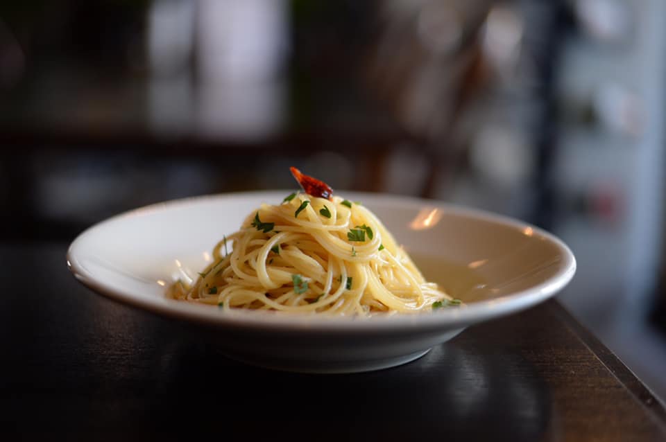 Trattoria Stella トラットリア ステラ アーリオオーリオ エ ペペロンチーノ 青森県産福地ホワイト六片 トウガラシ イタリアンパセリ サルバーニョオイル アルデンテのスパゲッティ シンプルイズベストです アラカルト 980 本日3 31 火 ステラの
