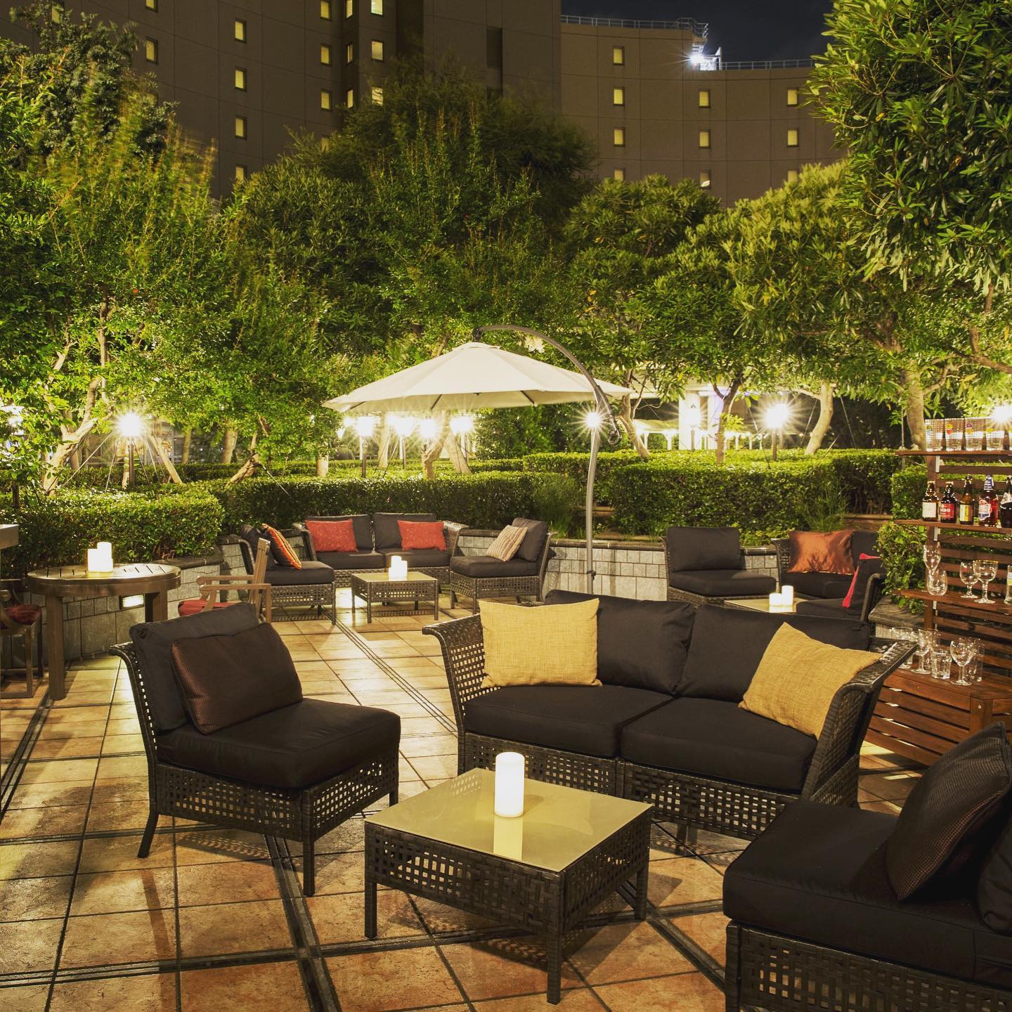 ヒルトン東京お台場 Hilton Tokyo Odaiba 期間限定 フォレストパーク 本日オープン 緑に溢れ避暑地を感じさせるプライベート空間漂うテラス席 爽やかな風と共に 夏らしいお食事とドリンクで優雅なひと時を Www Hiltonodaiba Jp Plans