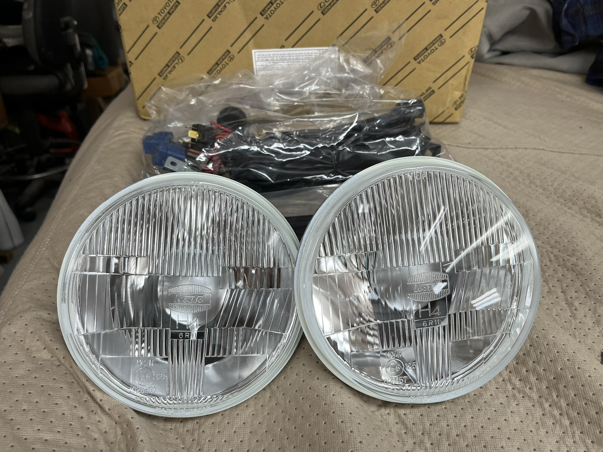 Pair LH+RH Head Light Lamp With H4 Globe Glass Lens For Toyota Hilux