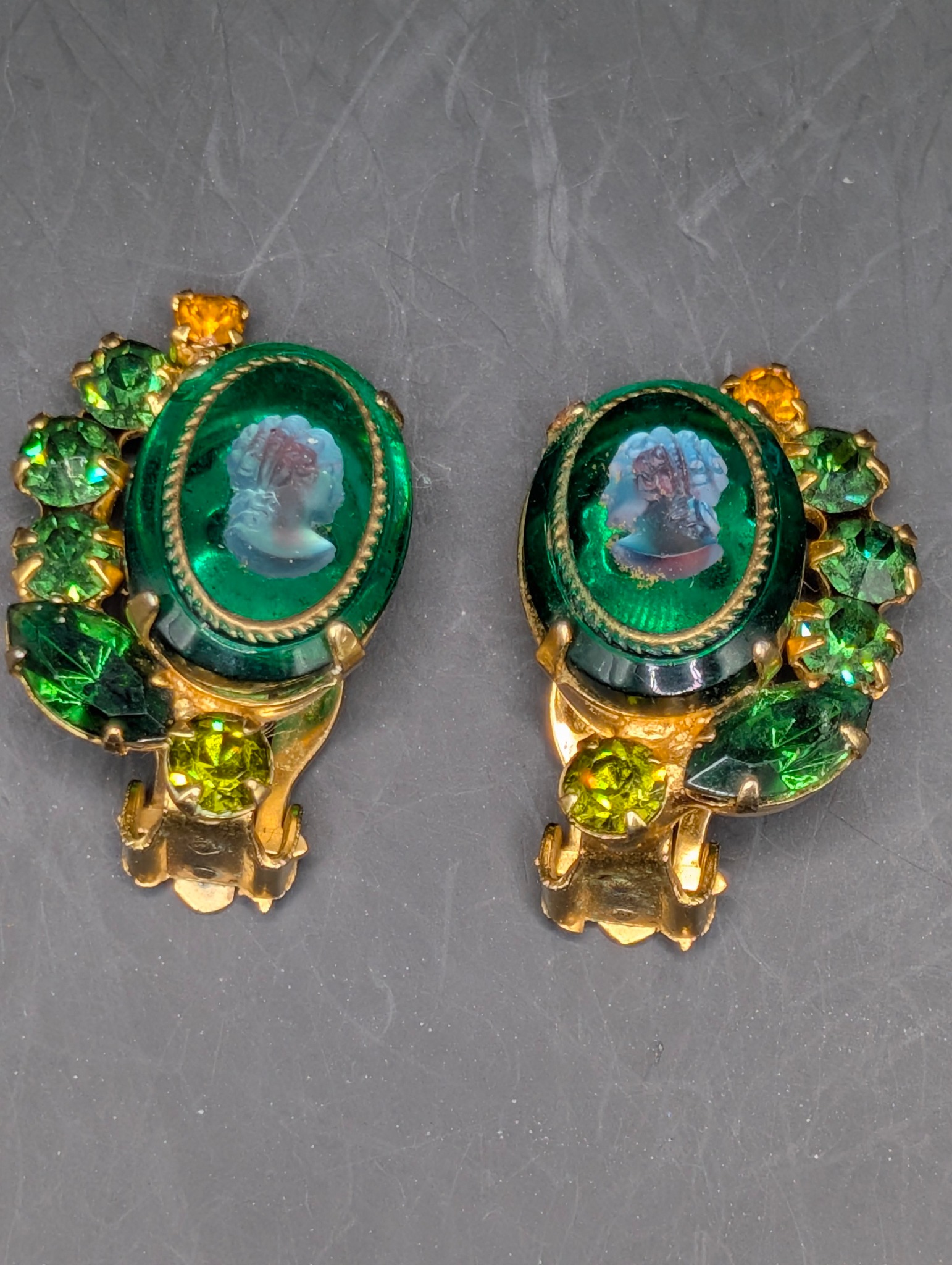 What is this Juliana-style jewelry set?