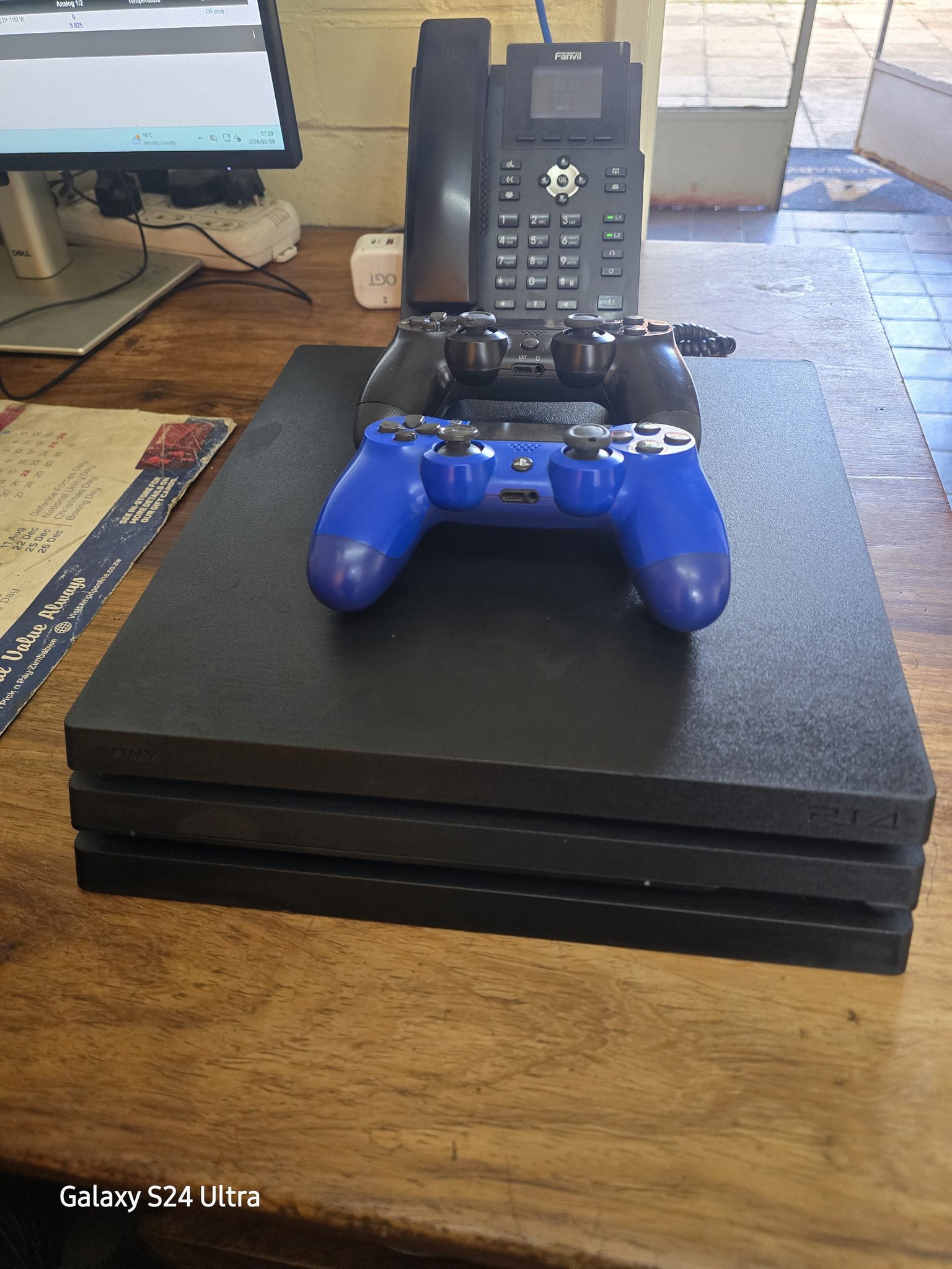 PS4 Pro 1TB 3 Games 2 Controllers iPad 4th Gen iPhone 11 32g(weak 