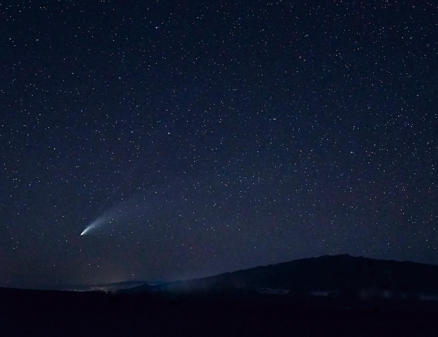 Taikobo Hawaii 標高3000m付近へ 本気でネオワイズ彗星を 撮りに行ってきました 薄らと影の山はマ Facebook