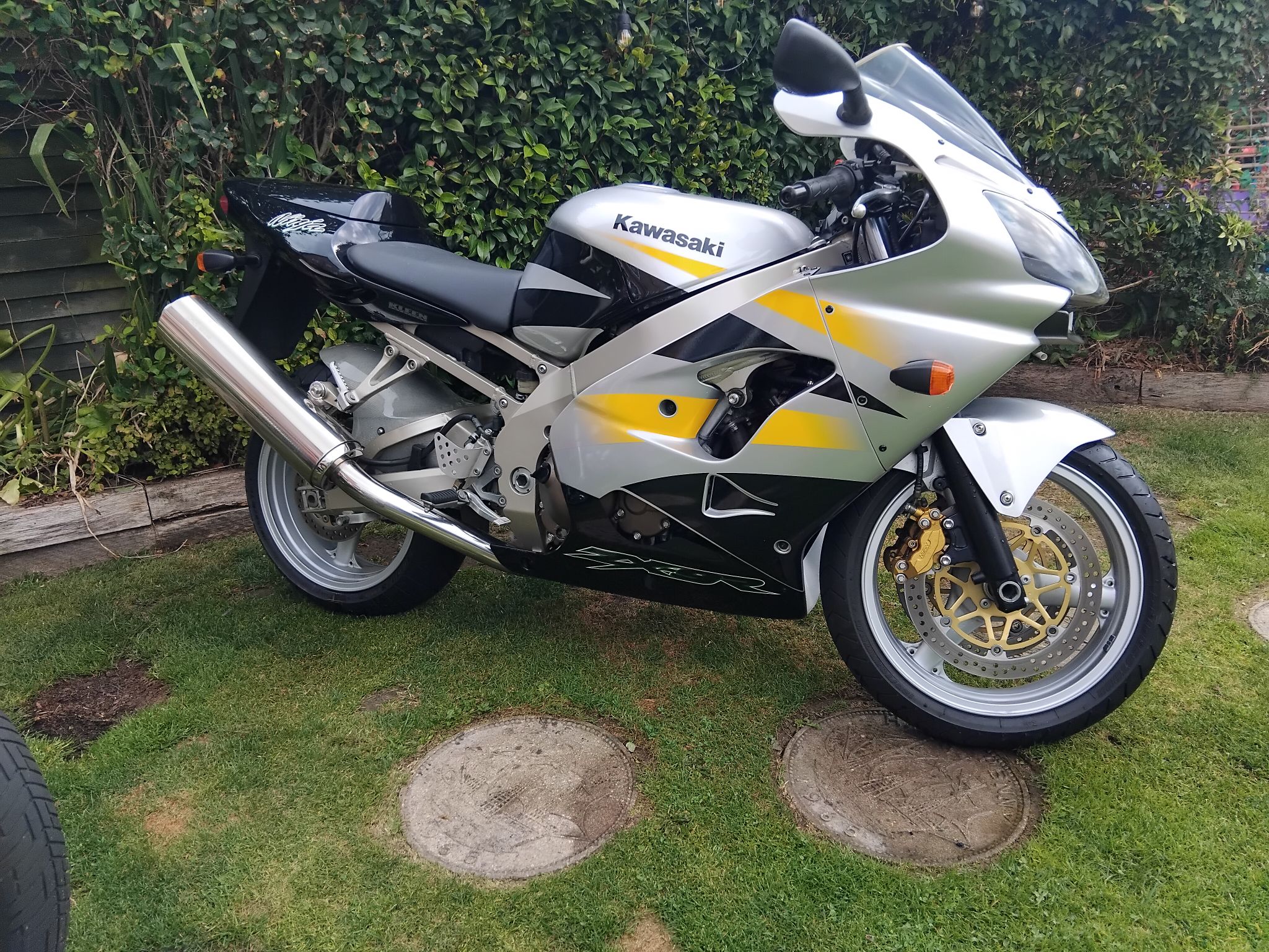 This is my Kawasaki ZX9RF1P 2002 model with only 22.000 miles