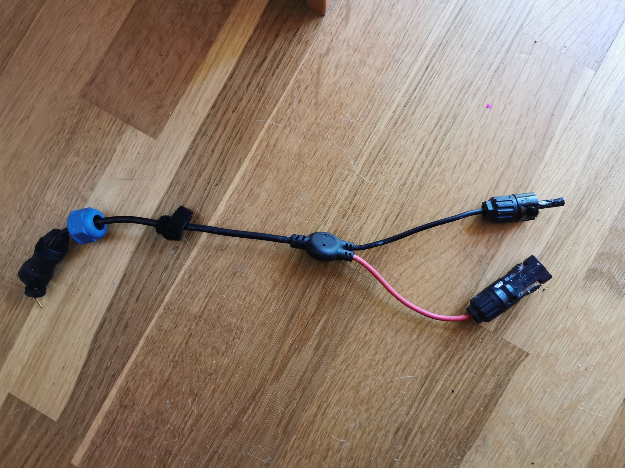 Produktbild von EcoFlow SuperFlat Kabel 0,5m – Extra Flach (1,5mm) Für Balkonkraftwerk, Passt Unter Fenster & Türen, Ohne Bohren