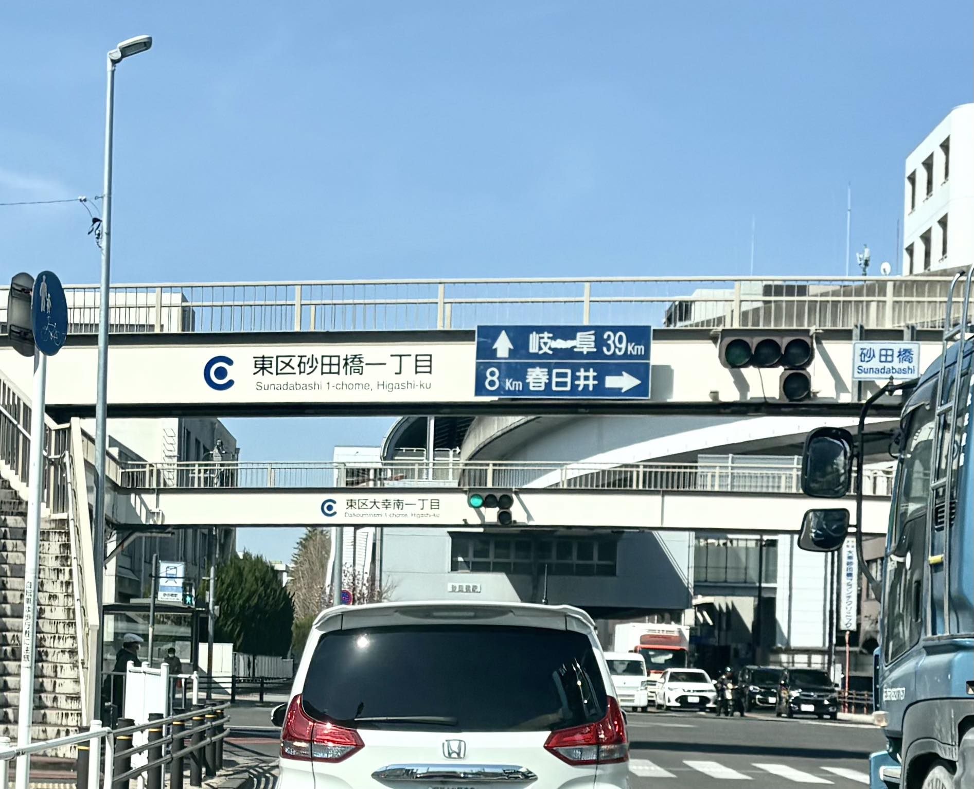 同じ（と言うか一連の）歩道橋で、向こうと手前の町名が異なっていました。