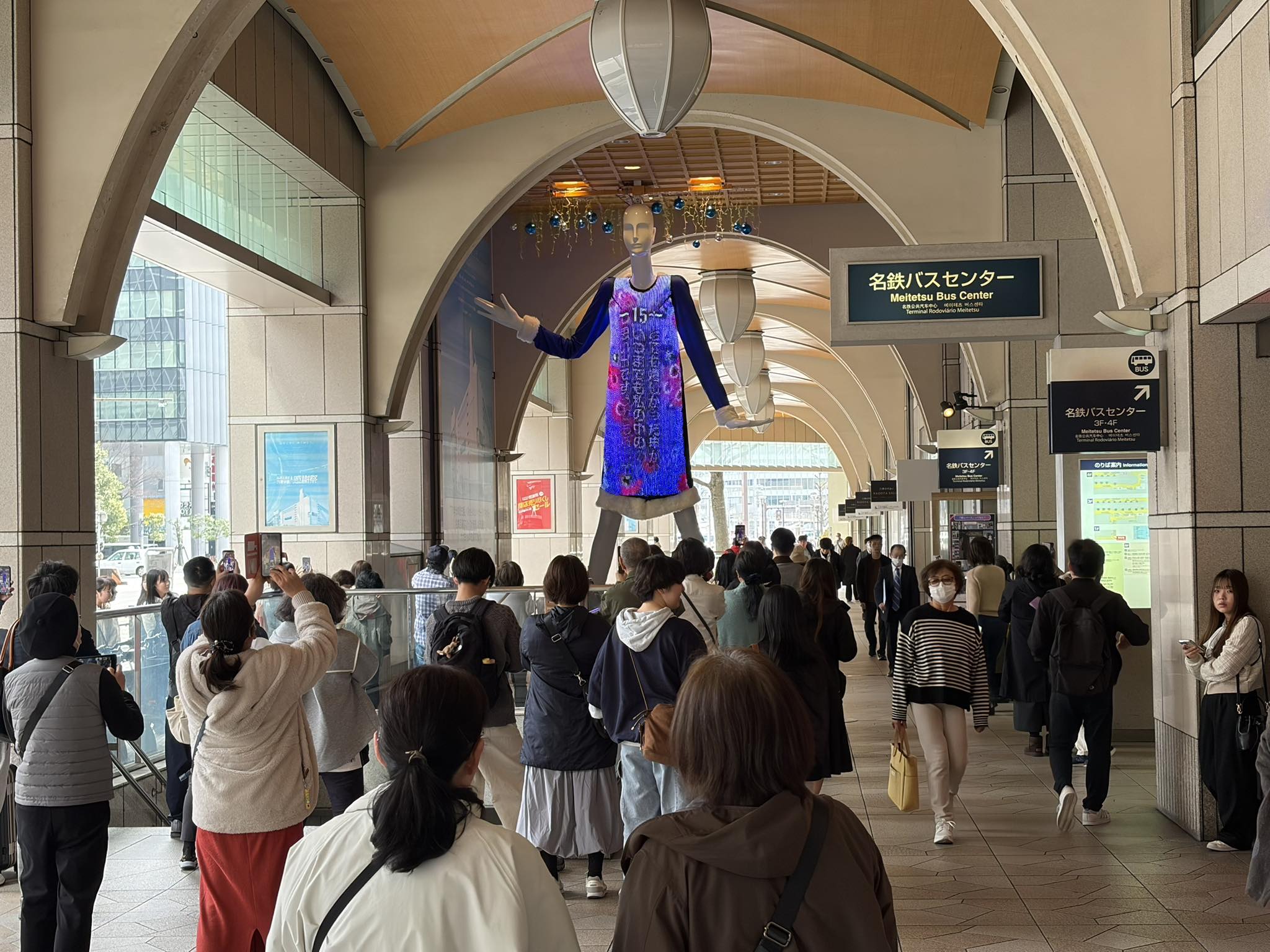 ナナちゃん人形の前にこれだけの人だかりになるのは見たことがないw 