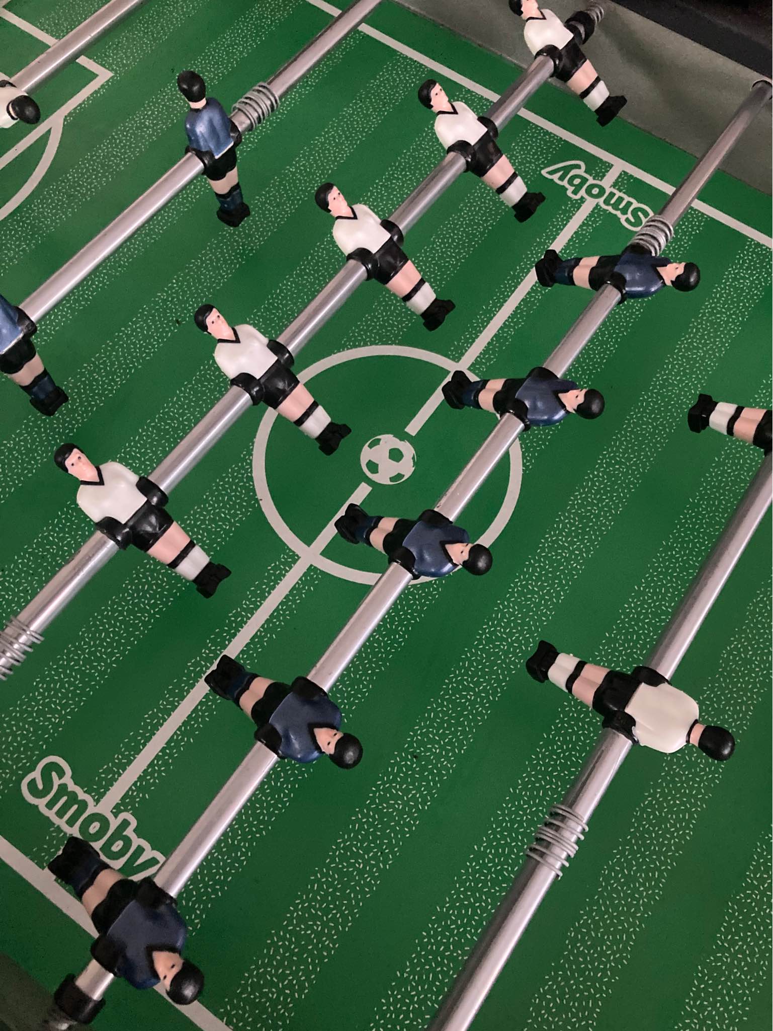 Smoby Babyfoot Challenger – Pieds Métal Antidérapants, Compteurs, Terrain Herbe, 2 Balles Incluses, Démontable, Dès 6 Ans