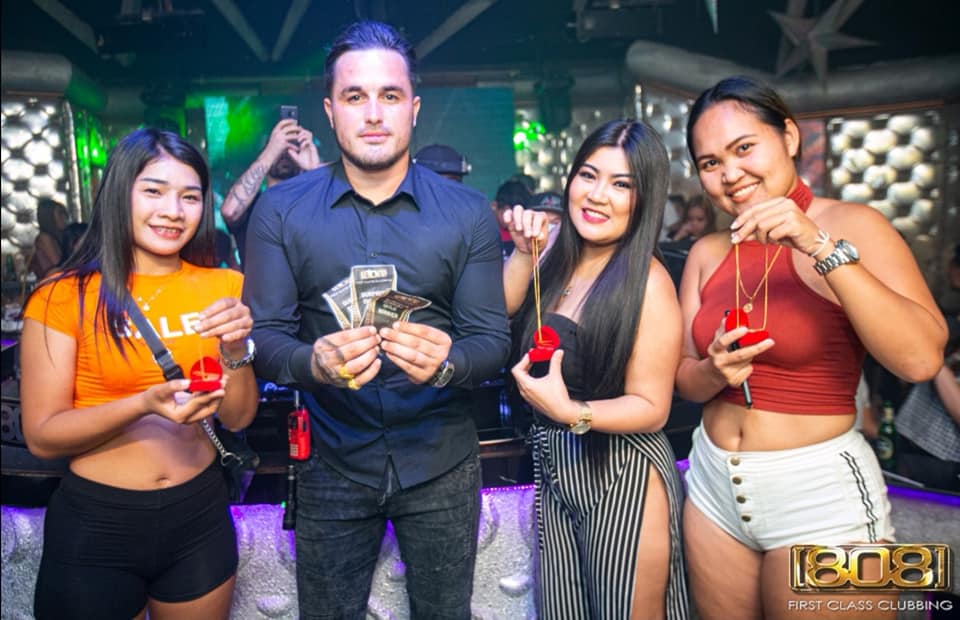 🔥🔥คืนพรุ่งนี้เราแจกทอง🔥🔥 สาวๆ... - 808 Club Pattaya