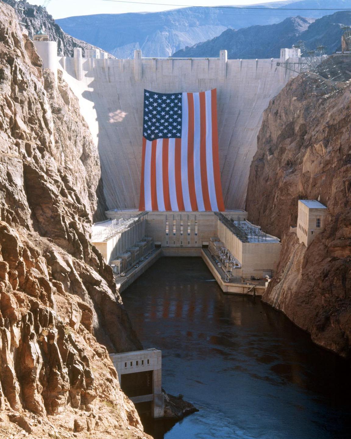 Dave Brown USA - This is the largest US flag ever made. (Each star is ...