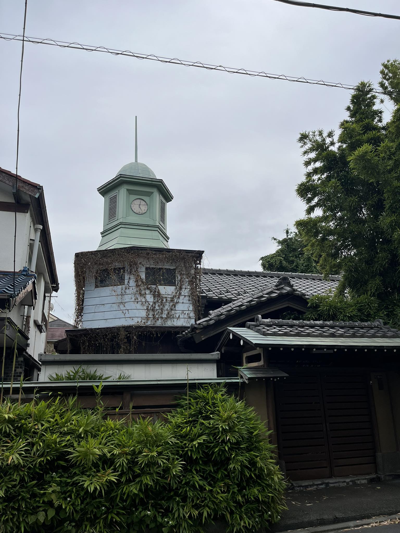 東京都大田区南馬込 河原家住宅に移築された旧馬込小学校の時計台（国 