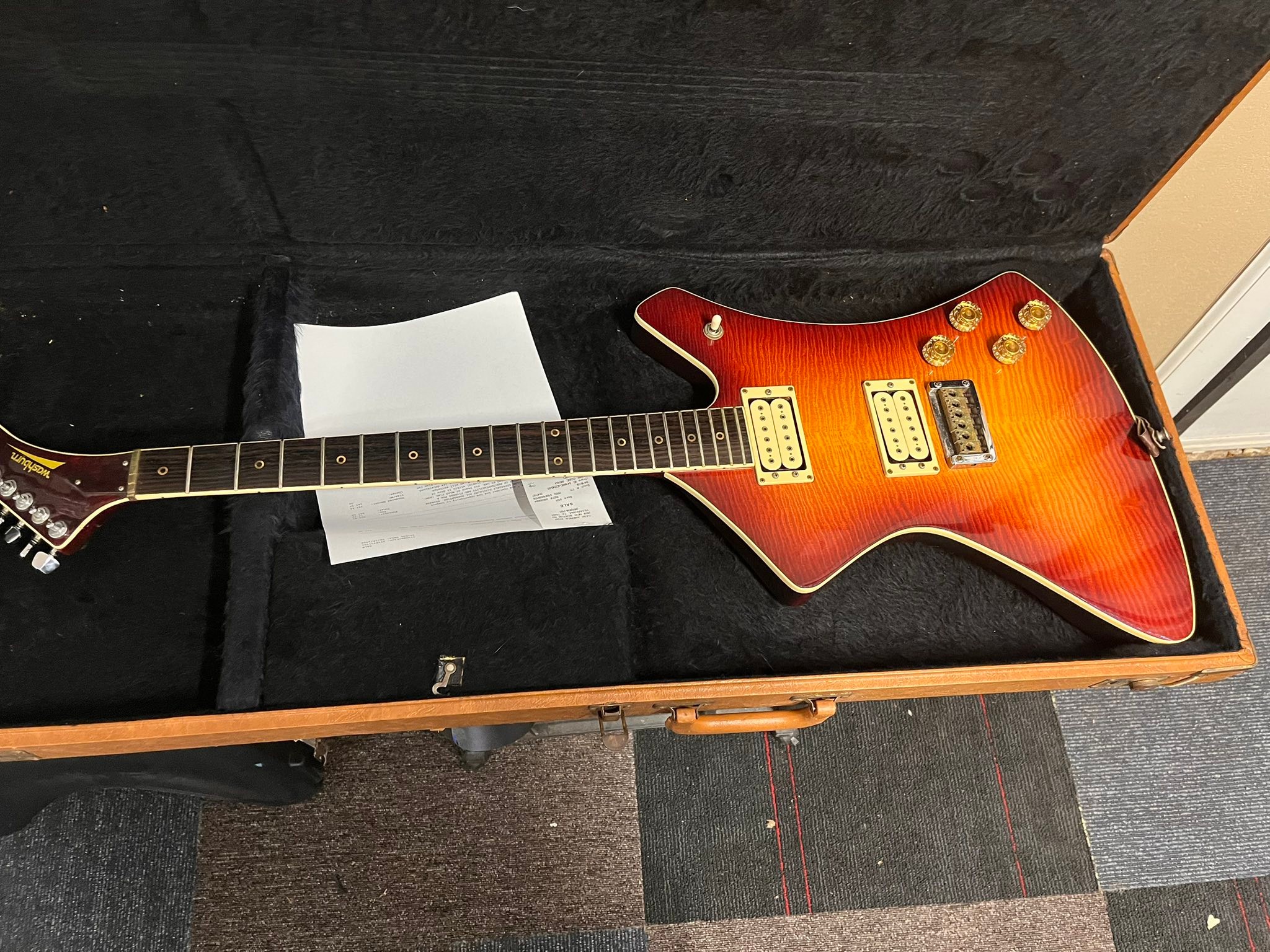 What is this vintage Washburn guitar with no serial number?