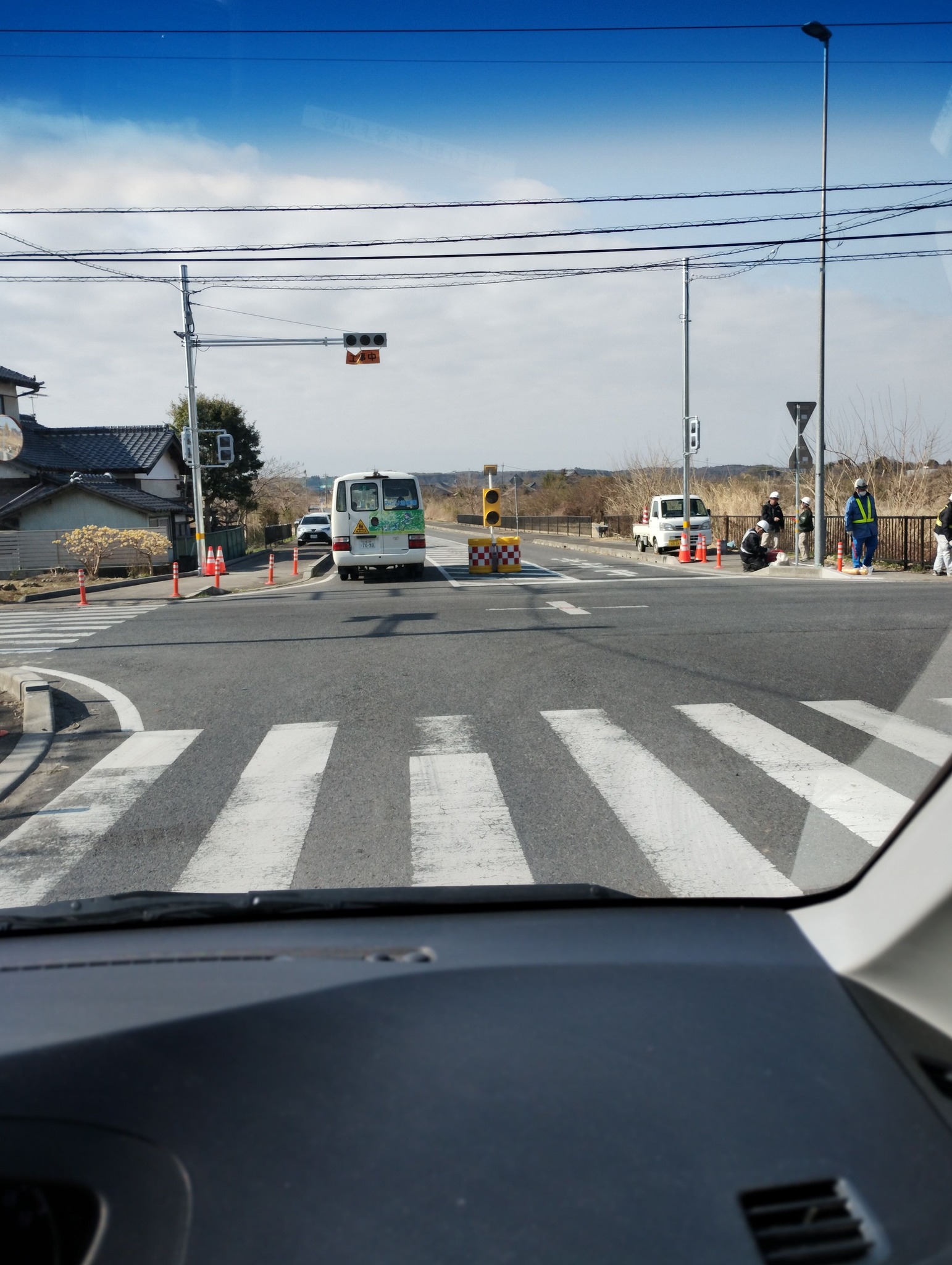 今日（3月17日）、現地を通りましたが、車両用の信号設置工事が進行中